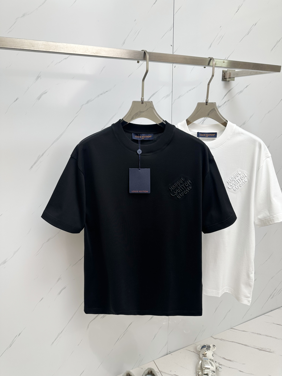 NO:146364,LV 2025 round neck embroidered short-sleeved T-shirt base shirt Elemental Logo badge highlights the casual and fashionable charm, and is still unique in style. It is well equipped with a companion... Customer-supplied high-strength elastic knitted liquid ammonia air-layer fabric, flat and symmetrical knitted light and refreshing, soft and comfortable, and excellent breathability. Simple and unique charm. The straight-cut style is more suitable for matching with various trendy and fashionable styles. It uses instrument embroidery, delicate and full texture, bringing a new experience for fashion sports and leisure. Color black white Size M-3XL,,louis vuitton,T-shirt,tees,t-shirt,alexander wang19860909LV 2025 圆领刺绣短袖T恤打底衫 元素性的Logo徽章凸显休闲时尚魅力,依然独领时尚风骚.内搭好伴侣… 客供高支弹力针织液氨空气层面料,平整匀称的针织轻薄清爽,柔软舒适,透气性极佳.简洁而富有独特魅力.直裁版型更为适合搭配各种潮流时尚造型. 采用器械刺绣,细腻饱满的质感突显,为时尚运动休闲带来全新体验. 颜色黑色 白色 尺码 M-3XL,,louis vuitton,T-shirt,tees，t-shirt,alexander wang,Men's clothing