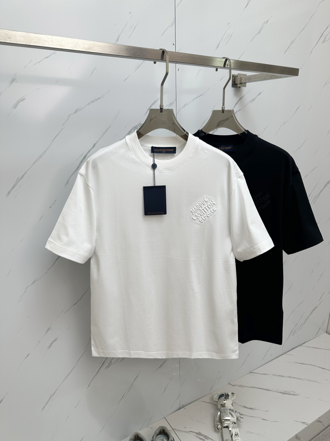 NO:161209,LV 2025 round neck embroidered short-sleeved T-shirt base shirt Elemental Logo badge highlights the casual and fashionable charm, and is still unique in style. It is well equipped with a companion... Customer-supplied high-strength elastic knitted liquid ammonia air-layer fabric, flat and symmetrical knitted light and refreshing, soft and comfortable, and excellent breathability. Simple and unique charm. The straight-cut style is more suitable for matching with various trendy and fashionable styles. It uses instrument embroidery, delicate and full texture, bringing a new experience for fashion sports and leisure. Color black white Size M-3XL,,louis vuitton,T-shirt,tees,t-shirt,alexander wang19860909LV 2025 圆领刺绣短袖T恤打底衫 元素性的Logo徽章凸显休闲时尚魅力,依然独领时尚风骚.内搭好伴侣… 客供高支弹力针织液氨空气层面料,平整匀称的针织轻薄清爽,柔软舒适,透气性极佳.简洁而富有独特魅力.直裁版型更为适合搭配各种潮流时尚造型. 采用器械刺绣,细腻饱满的质感突显,为时尚运动休闲带来全新体验. 颜色黑色 白色 尺码 M-3XL,,louis vuitton,T-shirt,tees，t-shirt,alexander wang,Men's clothing
