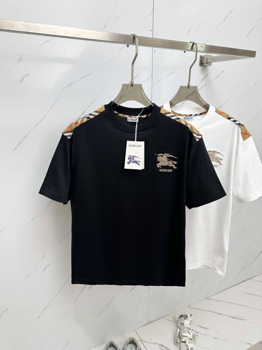 NO:161224,BURB 2025 round neck embroidered short-sleeved T-shirt base shirt. The elemental logo badge highlights the casual and fashionable charm, and is still unique in style. The inner layer is fitted with a companion... Customer-supplied high-strength elastic knitted liquid ammonia air-layer fabric, the flat and symmetrical knitted light and refreshing, soft and comfortable, and excellent breathability. Simple and unique charm. The straight-tailed version is more suitable for matching with various trendy and fashionable styles. It uses instrument embroidery, and the delicate and full texture highlights, bringing a new experience for fashion sports and leisure. Color black white Size M-3XL,,burberry,T-shirt,tees,t-shirt,alexander wang19860909BURB 2025 圆领刺绣短袖T恤打底衫 元素性的Logo徽章凸显休闲时尚魅力,依然独领时尚风骚.内搭好伴侣… 客供高支弹力针织液氨空气层面料,平整匀称的针织轻薄清爽,柔软舒适,透气性极佳.简洁而富有独特魅力.直裁版型更为适合搭配各种潮流时尚造型. 采用器械刺绣,细腻饱满的质感突显,为时尚运动休闲带来全新体验. 颜色黑色 白色 尺码 M-3XL,,burberry,T-shirt,tees，t-shirt,alexander wang,Men's clothing