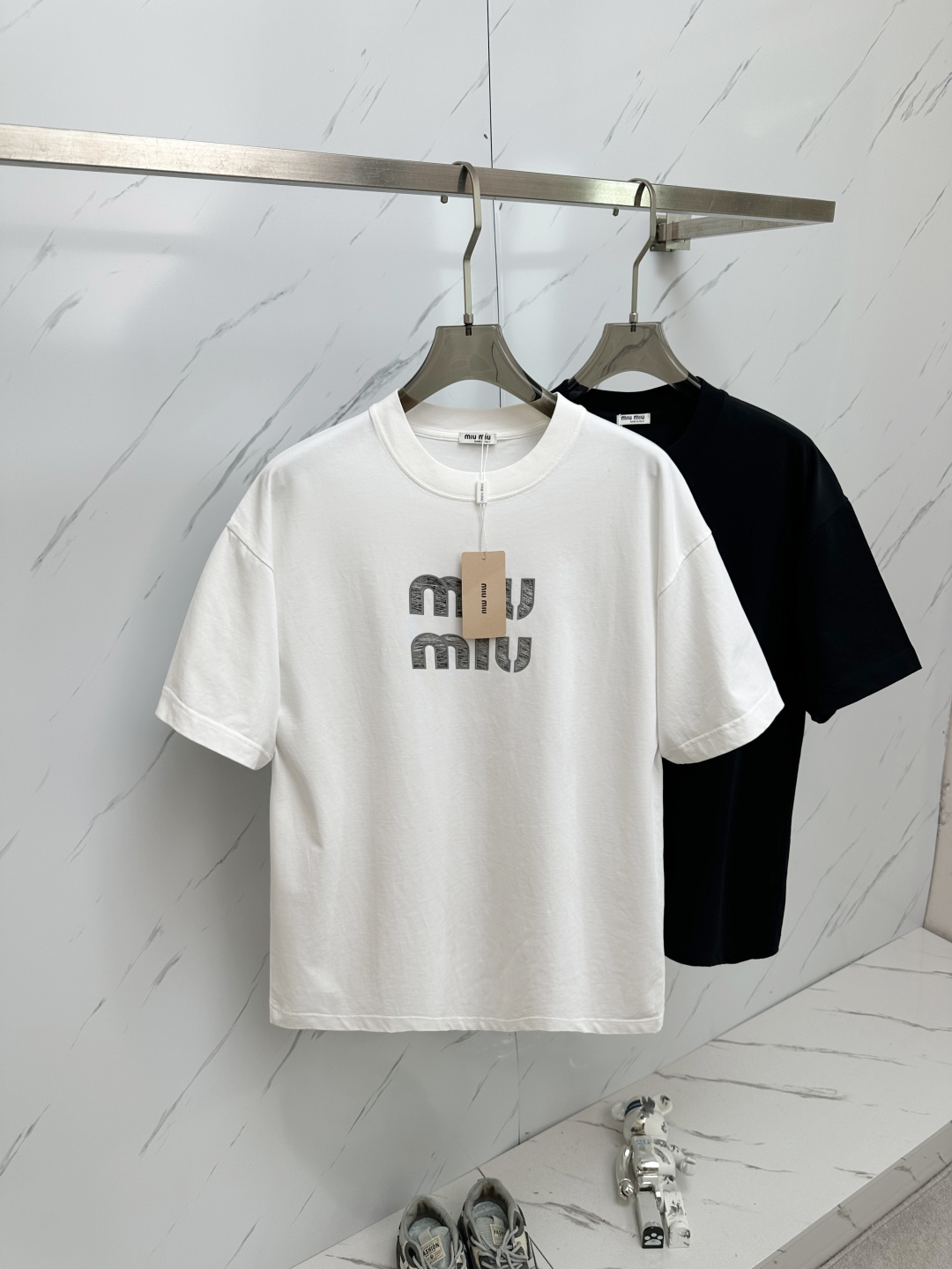 NO:140190,MIU MIU 2025 round neck short-sleeved T-shirt base shirt. The elemental logo badge highlights the casual and fashionable charm, and is still unique in style. The inner layer is fitted with a companion... Customer-supplied high-strength elastic knitted liquid ammonia air-layer fabric, the flat and symmetrical knitted light and refreshing, soft and comfortable, and has excellent breathability. Simple and unique charm. The straight-tailed version is more suitable for matching with various trendy and fashionable styles. It uses instrument embroidery, and the delicate and full texture highlights, bringing a new experience to fashionable sports and leisure. S-2XL,,miumiu,T-shirt,tees,t-shirt,alexander wang19860909MIU MIU 2025 圆领短袖T恤打底衫 元素性的Logo徽章凸显休闲时尚魅力,依然独领时尚风骚.内搭好伴侣… 客供高支弹力针织液氨空气层面料,平整匀称的针织轻薄清爽,柔软舒适,透气性极佳.简洁而富有独特魅力.直裁版型更为适合搭配各种潮流时尚造型. 采用器械刺绣,细腻饱满的质感突显,为时尚运动休闲带来全新体验.S—2XL,,miumiu,T-shirt,tees，t-shirt,alexander wang,Men's clothing