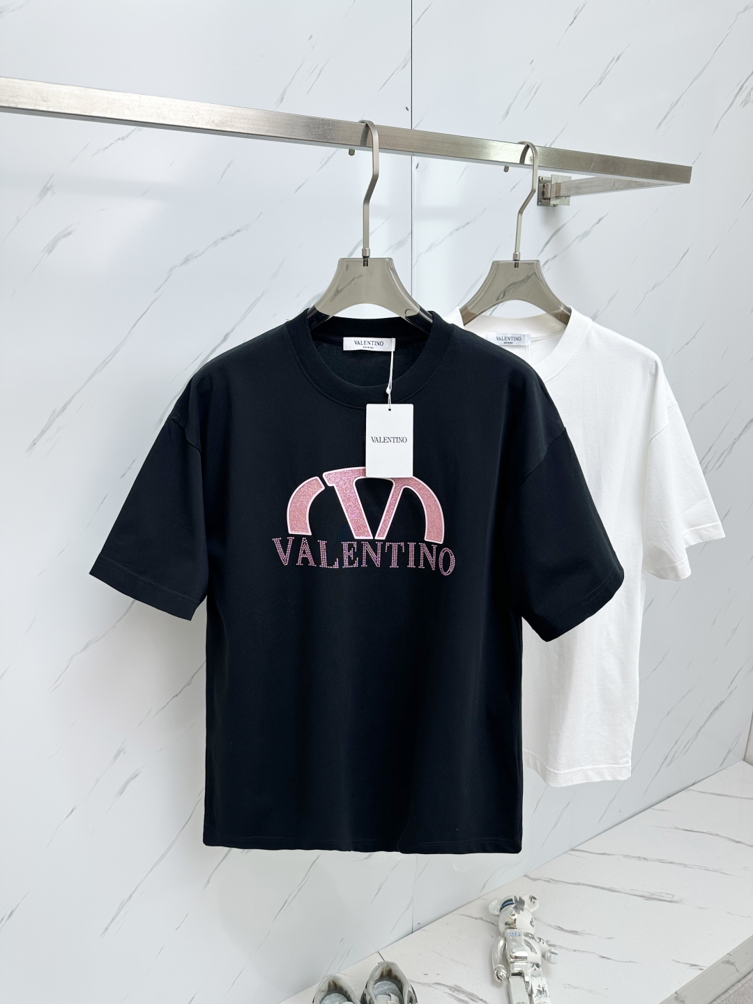 NO:140195,VAL 2025 round neck short-sleeved T-shirt base shirt Elemental Logo badge highlights the casual and fashionable charm, and is still unique in style. It is fitted with a companion... Customer-supplied high-strength elastic knitted liquid ammonia air-layer fabric, flat and symmetrical knitted light and refreshing, soft and comfortable, and excellent breathability. Simple and unique charm. The straight-cut style is more suitable for matching with various trendy and fashionable styles. It uses instrument embroidery, and the delicate and full texture highlights, bringing a new experience to fashionable sports and leisure. S-2XL,, T-shirt,tees, t-shirt,alexander wang19860909VAL 2025 圆领短袖T恤打底衫 元素性的Logo徽章凸显休闲时尚魅力,依然独领时尚风骚.内搭好伴侣… 客供高支弹力针织液氨空气层面料,平整匀称的针织轻薄清爽,柔软舒适,透气性极佳.简洁而富有独特魅力.直裁版型更为适合搭配各种潮流时尚造型. 采用器械刺绣,细腻饱满的质感突显,为时尚运动休闲带来全新体验.S—2XL,,T-shirt,tees，t-shirt,alexander wang,Men's clothing