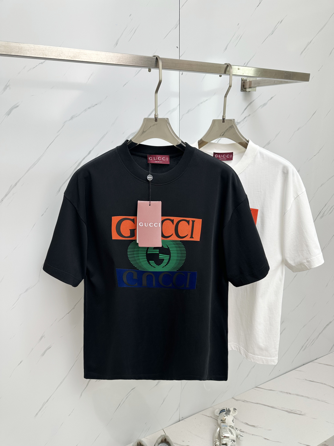 NO:140186,GUCCI 2025 round neck short-sleeved T-shirt base shirt Elemental Logo badge highlights the casual and fashionable charm, and is still unique in style. It is fitted with a companion inside... Customer-supplied high-strength elastic knitted liquid ammonia air-layer fabric, flat and symmetrical knitted light and refreshing, soft and comfortable, and excellent breathability. Simple and unique charm. The straight-cut style is more suitable for matching with various trendy and fashionable styles. It uses instrument embroidery, and the delicate and full texture highlights, bringing a new experience to fashionable sports and leisure. S-2XL,,gucci,T-shirt,tees,t-shirt,alexander wang19860909GUCCI 2025 圆领短袖T恤打底衫 元素性的Logo徽章凸显休闲时尚魅力,依然独领时尚风骚.内搭好伴侣… 客供高支弹力针织液氨空气层面料,平整匀称的针织轻薄清爽,柔软舒适,透气性极佳.简洁而富有独特魅力.直裁版型更为适合搭配各种潮流时尚造型. 采用器械刺绣,细腻饱满的质感突显,为时尚运动休闲带来全新体验.S—2XL,,gucci,T-shirt,tees，t-shirt,alexander wang,Men's clothing