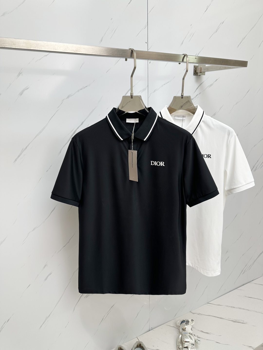 NO:448286,DIOR's latest and most top version of Polo shirt short sleeves, the top quality. Jade silk top production process imported fabrics, unique design of the counter model, imported high-end custom imported feel first-class!  !  Code number M-3XL, dior, T-shirt, alexander wang19860909DIOR 最新最顶级版本Polo衫短袖,最顶级的品质.玉蚕丝 顶级制作工艺进口面料,专柜款独特设计,采用进口高端订制进口手感一流！！码数M—3XL,,dior,T-shirt,alexander wang,Men's clothing