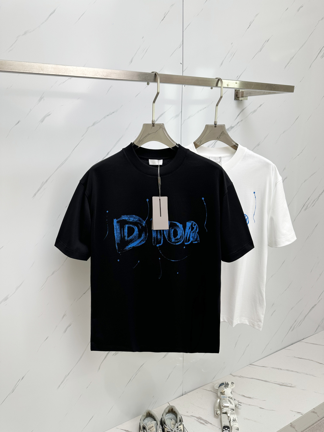 NO:125289,DIOR 2025 round neck short-sleeved T-shirt base shirt. The elemental logo badge highlights the casual and fashionable charm, and is still unique in style. The inner layer is fitted with a companion... Customer-supplied high-strength elastic knitted liquid ammonia air-layer fabric, the flat and symmetrical knitted light and refreshing, soft and comfortable, and excellent breathability. Simple and unique charm. The straight-cut style is more suitable for matching with various trendy and fashionable styles. It uses instrument embroidery, and the delicate and full texture highlights, bringing a new experience to fashionable sports and leisure. M-3XL,,dior,T-shirt,tees,t-shirt,alexander wang19860909DIOR 2025 圆领短袖T恤打底衫 元素性的Logo徽章凸显休闲时尚魅力,依然独领时尚风骚.内搭好伴侣… 客供高支弹力针织液氨空气层面料,平整匀称的针织轻薄清爽,柔软舒适,透气性极佳.简洁而富有独特魅力.直裁版型更为适合搭配各种潮流时尚造型. 采用器械刺绣,细腻饱满的质感突显,为时尚运动休闲带来全新体验.M—3XL,,dior,T-shirt,tees，t-shirt,alexander wang,Men's clothing