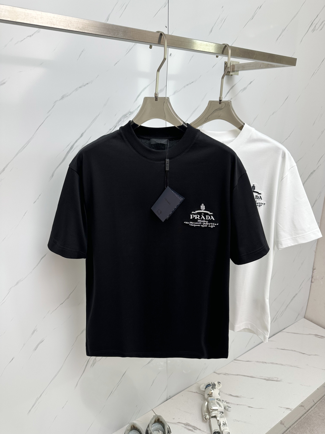 NO:125287,PRADA 2025 round neck short-sleeved T-shirt base shirt Elemental Logo badge highlights the casual and fashionable charm, and is still unique in style. It is well equipped with a companion... Customer-supplied high-strength elastic knitted liquid ammonia air-layer fabric, flat and symmetrical knitted light and refreshing, soft and comfortable, and excellent breathability. Simple and unique charm. The straight-cut style is more suitable for matching with various trendy and fashionable styles. It uses instrument embroidery, and the delicate and full texture highlights, bringing a new experience to fashionable sports and leisure. M-3XL,,prada,T-shirt,tees,t-shirt,alexander wang19860909PRADA 2025 圆领短袖T恤打底衫 元素性的Logo徽章凸显休闲时尚魅力,依然独领时尚风骚.内搭好伴侣… 客供高支弹力针织液氨空气层面料,平整匀称的针织轻薄清爽,柔软舒适,透气性极佳.简洁而富有独特魅力.直裁版型更为适合搭配各种潮流时尚造型. 采用器械刺绣,细腻饱满的质感突显,为时尚运动休闲带来全新体验.M—3XL,,prada,T-shirt,tees，t-shirt,alexander wang,Men's clothing