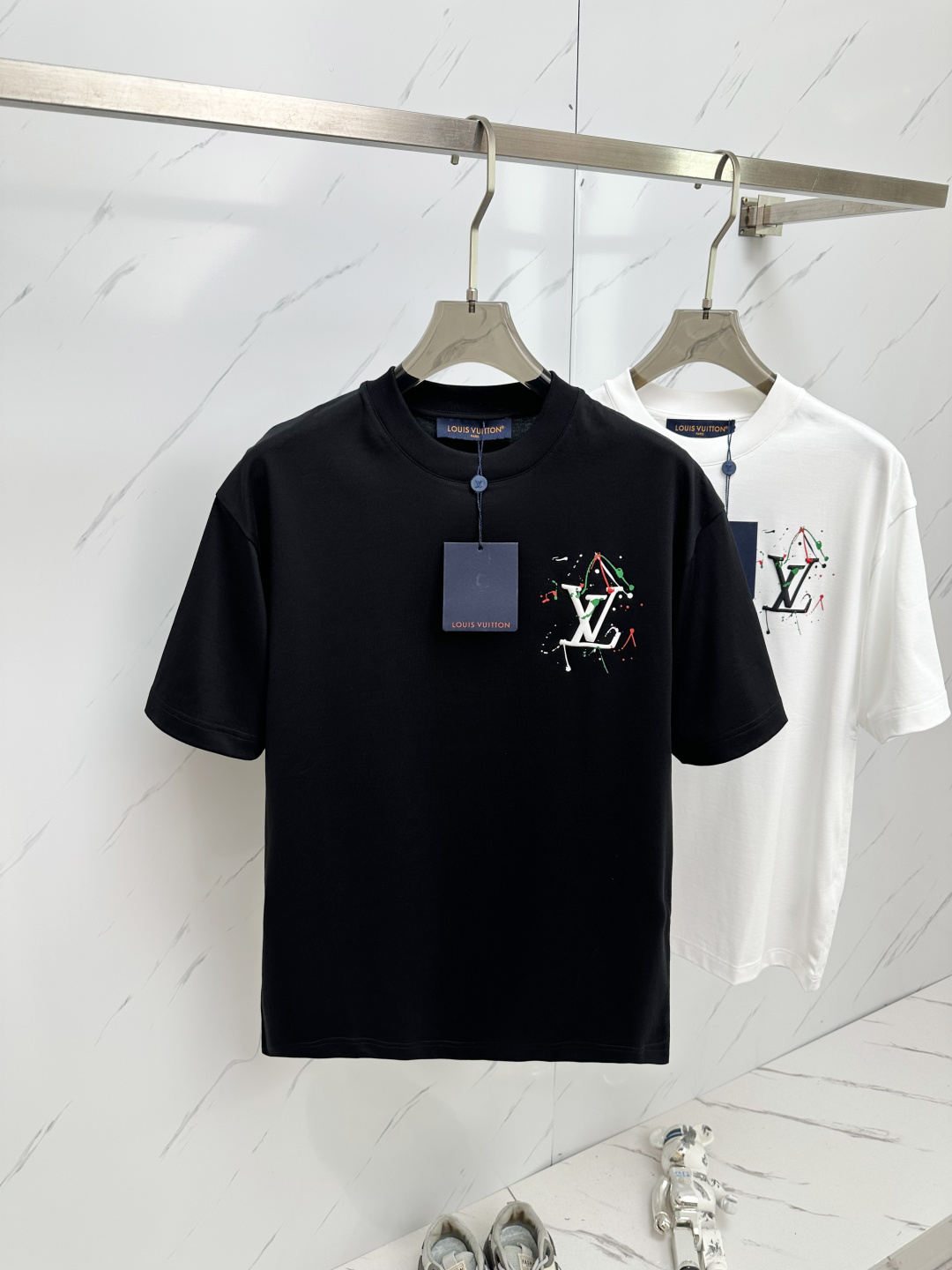 NO:125302,LV 2025 round neck short-sleeved T-shirt base shirt Elemental Logo badge highlights the casual and fashionable charm, and is still unique in style. It is well equipped with a companion... Customer-supplied high-strength elastic knitted liquid ammonia air-layer fabric, flat and symmetrical knitted light and refreshing, soft and comfortable, and excellent breathability. Simple and unique charm. The straight-cut style is more suitable for matching with various trendy and fashionable styles. It uses instrument embroidery, and the delicate and full texture highlights, bringing a new experience to fashionable sports and leisure. M-3XL,,louis vuitton, T-shirt,tees, t-shirt,alexander wang19860909LV 2025 圆领短袖T恤打底衫 元素性的Logo徽章凸显休闲时尚魅力,依然独领时尚风骚.内搭好伴侣… 客供高支弹力针织液氨空气层面料,平整匀称的针织轻薄清爽,柔软舒适,透气性极佳.简洁而富有独特魅力.直裁版型更为适合搭配各种潮流时尚造型. 采用器械刺绣,细腻饱满的质感突显,为时尚运动休闲带来全新体验.M—3XL,,louis vuitton,T-shirt,tees，t-shirt,alexander wang,Men's clothing