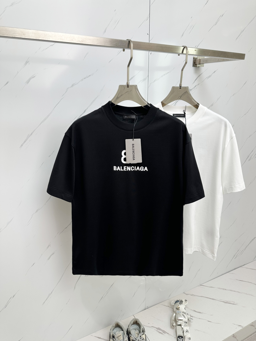 NO:125301,BAL 2025 round neck short-sleeved T-shirt base shirt. The elemental logo badge highlights the casual and fashionable charm, and is still unique in style. The inner layer is fitted with a companion... Customer-supplied high-strength elastic knitted liquid ammonia air-layer fabric, the flat and symmetrical knitted light and refreshing, soft and comfortable, and has excellent breathability. Simple and unique charm. The straight-tailed version is more suitable for matching with various trendy and fashionable styles. It uses instrument embroidery, and the delicate and full texture highlights, bringing a new experience to fashionable sports and leisure. M-3XL,, T-shirt,tees, t-shirt,alexander wang19860909BAL 2025 圆领短袖T恤打底衫 元素性的Logo徽章凸显休闲时尚魅力,依然独领时尚风骚.内搭好伴侣… 客供高支弹力针织液氨空气层面料,平整匀称的针织轻薄清爽,柔软舒适,透气性极佳.简洁而富有独特魅力.直裁版型更为适合搭配各种潮流时尚造型. 采用器械刺绣,细腻饱满的质感突显,为时尚运动休闲带来全新体验.M—3XL,,T-shirt,tees，t-shirt,alexander wang,Men's clothing