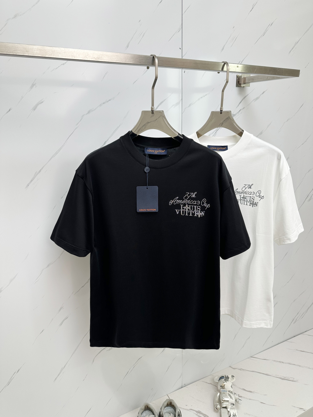 NO:125300,Lv 2025 round neck short-sleeved T-shirt base shirt Elemental Logo badge highlights the casual and fashionable charm, and is still unique in style. It is fitted with a companion inside... Customer-supplied high-strength elastic knitted liquid ammonia air-layer fabric, flat and symmetrical knitted light and refreshing, soft and comfortable, and excellent breathability. Simple and unique charm. The straight-cut style is more suitable for matching with various trendy and fashionable styles. It uses instrument embroidery, and the delicate and full texture highlights, bringing a new experience to fashionable sports and leisure. M-3XL,,louis vuitton, T-shirt,tees, t-shirt,alexander wang19860909Lv 2025 圆领短袖T恤打底衫 元素性的Logo徽章凸显休闲时尚魅力,依然独领时尚风骚.内搭好伴侣… 客供高支弹力针织液氨空气层面料,平整匀称的针织轻薄清爽,柔软舒适,透气性极佳.简洁而富有独特魅力.直裁版型更为适合搭配各种潮流时尚造型. 采用器械刺绣,细腻饱满的质感突显,为时尚运动休闲带来全新体验.M—3XL,,louis vuitton,T-shirt,tees，t-shirt,alexander wang,Men's clothing