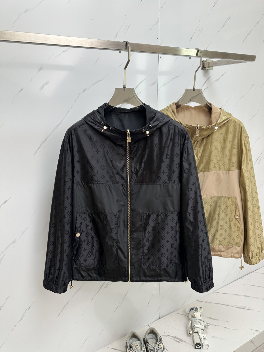 NO:125299,A hot spring product!  The main recommendation of LV 2025ss early spring new style released donkey brand hooded jacket jacket, which is comfortable and comfortable to wear, lazy and casual, combined with clean and simple colors, is particularly pleasing to the eye, suitable for daily wear~ I love to launch sports items embellished with vitality prints to welcome the arrival of the warm season. The new model of size M-3XL H2025 is launched, louis vuitton,louis vuitton,jackets & coats,jackets & coats,hats,alexander wang19860909开春爆款！ 主推LV 2025ss早春新款发布驴牌连帽夹克外套,穿上就是舒适自在又显瘦的存在,慵懒而随性,结合干净简单的色系就特别耐看,适合日常穿着~倾情推出缀饰活力印花的运动单品,迎接温暖季节的到来. 尺码M-3XL H2025新款首发,,louis vuitton,louis vuitton,jackets & coats,jackets & coats,hats,alexander wang,Men's clothing