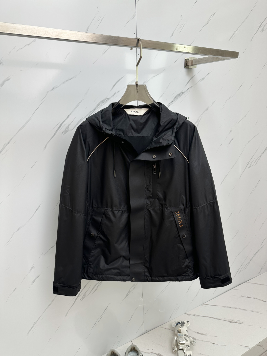 NO:125304,ZEGNA is a hot spring product!  The 2025ss early spring new jacket jacket is launched, which is comfortable and comfortable to wear, lazy and casual, combined with clean and simple colors, which is particularly pleasing to look good, suitable for daily wear~ welcoming the energetic sports items to welcome the arrival of the warm season. Size M-3XL H2025 new model is launched, zegna, jackets & coats, jackets & coats, alexander wang19860909杰尼亚 ZEGNA 开春爆款！ 主推2025ss早春新款发布夹克外套,穿上就是舒适自在又显瘦的存在,慵懒而随性,结合干净简单的色系就特别耐看,适合日常穿着~倾情推出缀饰活力的运动单品,迎接温暖季节的到来. 尺码M-3XL H2025新款首发,,zegna,jackets & coats,jackets & coats,alexander wang,Men's clothing