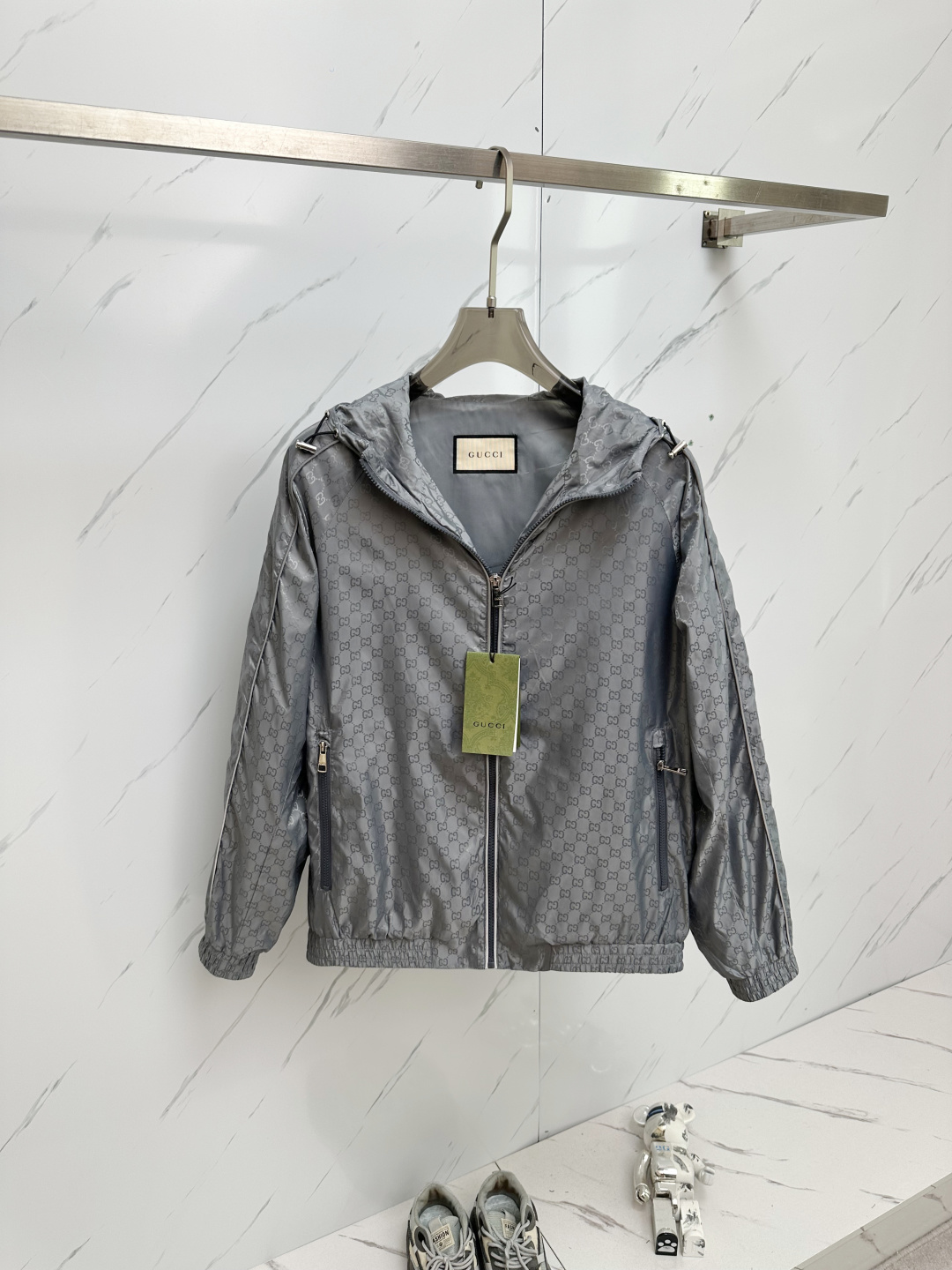 NO:125305,GUCCI hits the spring game!  The 2025ss early spring new jacket jacket is launched, which is comfortable and comfortable to wear, lazy and casual, combined with clean and simple colors, which is particularly pleasing to look good, suitable for daily wear~ welcoming the energetic sports items to welcome the arrival of the warm season. Size M-3XL H2025 new model is launched, gucci, jackets & coats, jackets & coats, alexander wang19860909GUCCI 开春爆款！ 主推2025ss早春新款发布夹克外套,穿上就是舒适自在又显瘦的存在,慵懒而随性,结合干净简单的色系就特别耐看,适合日常穿着~倾情推出缀饰活力的运动单品,迎接温暖季节的到来. 尺码M-3XL H2025新款首发,,gucci,jackets & coats,jackets & coats,alexander wang,Men's clothing