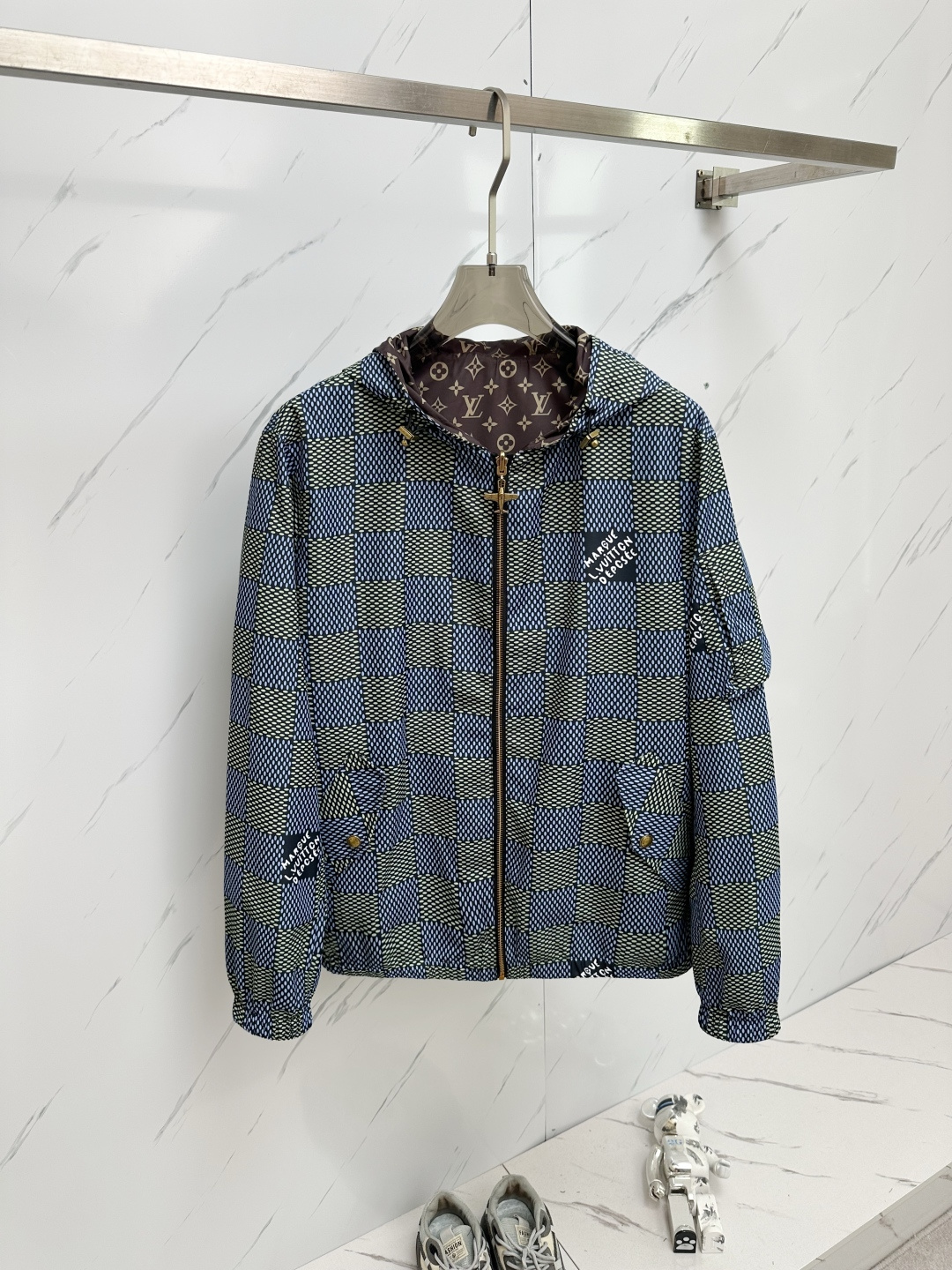 NO:125297,A hot spring product!  The main recommendation is the new LV 2025ss early spring style released donkey brand hooded jacket jacket, double-sided spring jacket!  Wearing it is comfortable and slim, lazy and casual, combined with clean and simple colors, it is particularly pleasing to look at, suitable for daily wear~ I love to launch sports items embellished with vitality prints to welcome the arrival of the warm season. The new model of size M-3XL H2025 is launched, louis vuitton, louis vuitton, jackets & coats, jackets & coats, hats, alexander wang19860909开春爆款！ 主推LV 2025ss早春新款发布驴牌连帽夹克外套,双面穿春款外套！穿上就是舒适自在又显瘦的存在,慵懒而随性,结合干净简单的色系就特别耐看,适合日常穿着~倾情推出缀饰活力印花的运动单品,迎接温暖季节的到来. 尺码M-3XL H2025新款首发,,louis vuitton,louis vuitton,jackets & coats,jackets & coats,hats,alexander wang,Men's clothing