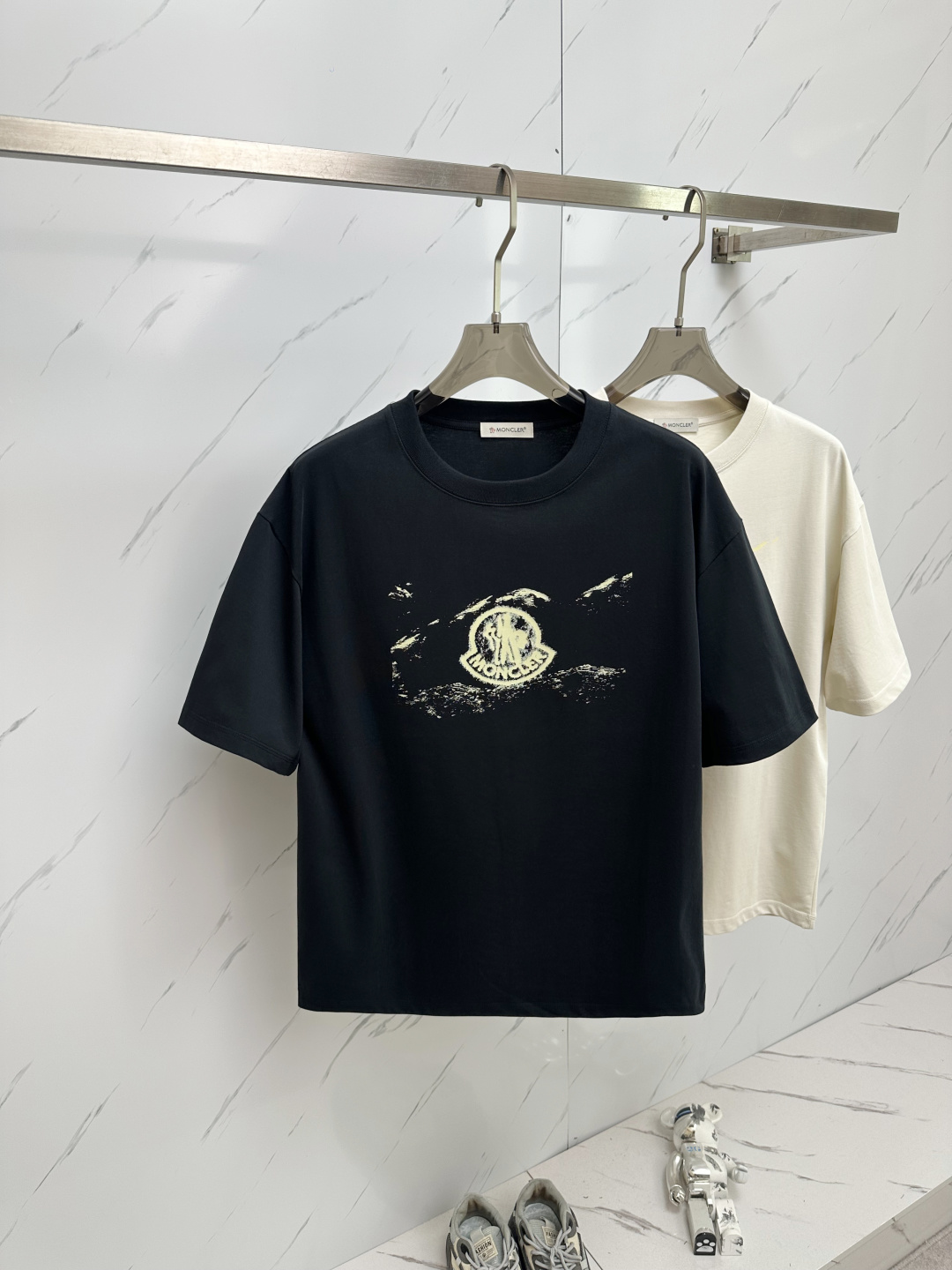 NO:125295,MO 2025 round neck short-sleeved T-shirt base shirt Elemental Logo badge highlights the casual and fashionable charm, and is still unique in style. It is well equipped with a companion... Customer-supplied high-strength elastic knitted liquid ammonia air-layer fabric, flat and symmetrical knitted light and refreshing, soft and comfortable, and excellent breathability. Simple and unique charm. The straight-cut style is more suitable for matching with various trendy and fashionable styles. It uses instrument embroidery, and the delicate and full texture highlights, bringing a new experience to fashionable sports and leisure. M-2XL,, T-shirt,tees, t-shirt,alexander wang19860909MO 2025 圆领短袖T恤打底衫 元素性的Logo徽章凸显休闲时尚魅力,依然独领时尚风骚.内搭好伴侣… 客供高支弹力针织液氨空气层面料,平整匀称的针织轻薄清爽,柔软舒适,透气性极佳.简洁而富有独特魅力.直裁版型更为适合搭配各种潮流时尚造型. 采用器械刺绣,细腻饱满的质感突显,为时尚运动休闲带来全新体验.M—2XL,,T-shirt,tees，t-shirt,alexander wang,Men's clothing