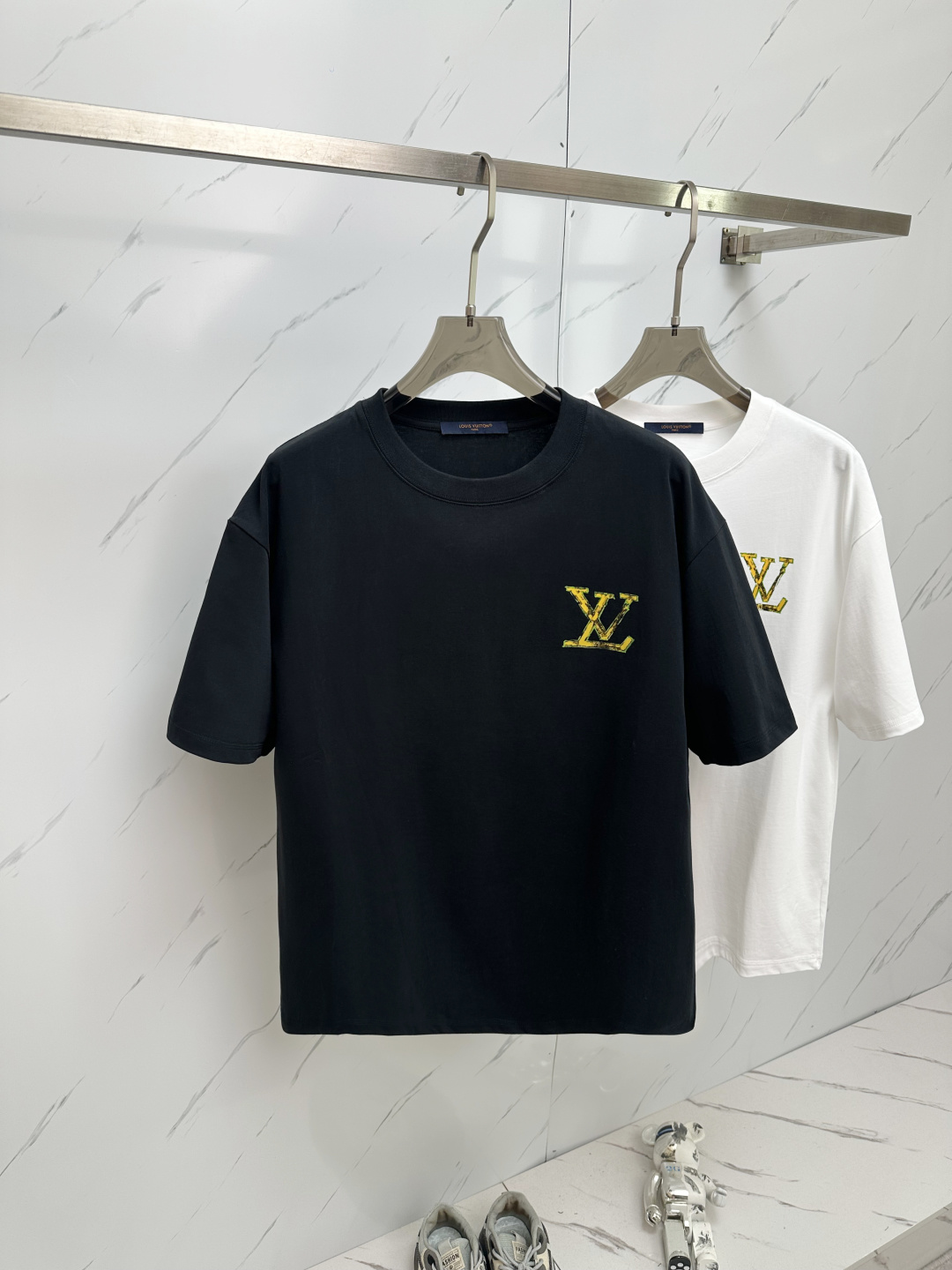 NO:125293,LV 2025 round neck short-sleeved T-shirt base shirt Elemental Logo badge highlights the casual and fashionable charm, and is still unique in style. It is well equipped with a companion... Customer-supplied high-strength elastic knitted liquid ammonia air-layer fabric, flat and symmetrical knitted light and refreshing, soft and comfortable, and excellent breathability. Simple and unique charm. The straight-cut style is more suitable for matching with various trendy and fashionable styles. It uses instrument embroidery, and the delicate and full texture highlights, bringing a new experience to fashionable sports and leisure. M-2XL,,louis vuitton, T-shirt,tees, t-shirt,alexander wang19860909LV 2025 圆领短袖T恤打底衫 元素性的Logo徽章凸显休闲时尚魅力,依然独领时尚风骚.内搭好伴侣… 客供高支弹力针织液氨空气层面料,平整匀称的针织轻薄清爽,柔软舒适,透气性极佳.简洁而富有独特魅力.直裁版型更为适合搭配各种潮流时尚造型. 采用器械刺绣,细腻饱满的质感突显,为时尚运动休闲带来全新体验.M—2XL,,louis vuitton,T-shirt,tees，t-shirt,alexander wang,Men's clothing