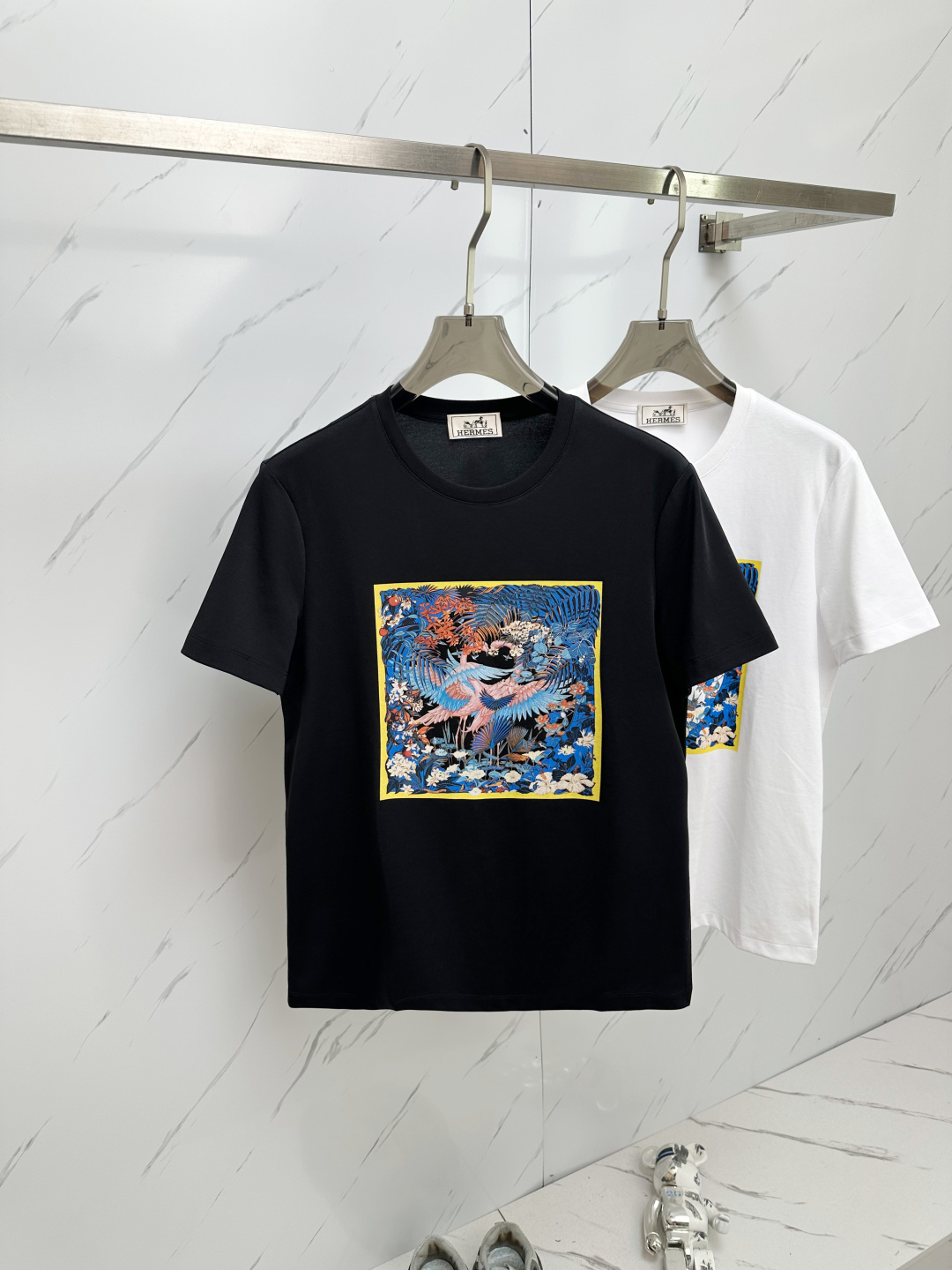 NO:125291,H Home 2025 Round neck short-sleeved T-shirt base shirt Elemental Logo badge highlights the casual and fashionable charm, and is still unique in style. It is well equipped with a companion... Customer-supplied high-strength elastic knitted liquid ammonia air-layer fabric, flat and symmetrical knitted light and refreshing, soft and comfortable, and excellent breathability. Simple and unique charm. The straight-cut style is more suitable for matching with various trendy and fashionable styles. It uses instrument embroidery, and the delicate and full texture highlights, bringing a new experience to fashionable sports and leisure. M-2XL,, T-shirt,tees, t-shirt,alexander wang19860909H家 2025 圆领短袖T恤打底衫 元素性的Logo徽章凸显休闲时尚魅力,依然独领时尚风骚.内搭好伴侣… 客供高支弹力针织液氨空气层面料,平整匀称的针织轻薄清爽,柔软舒适,透气性极佳.简洁而富有独特魅力.直裁版型更为适合搭配各种潮流时尚造型. 采用器械刺绣,细腻饱满的质感突显,为时尚运动休闲带来全新体验.M—2XL,,T-shirt,tees，t-shirt,alexander wang,Men's clothing