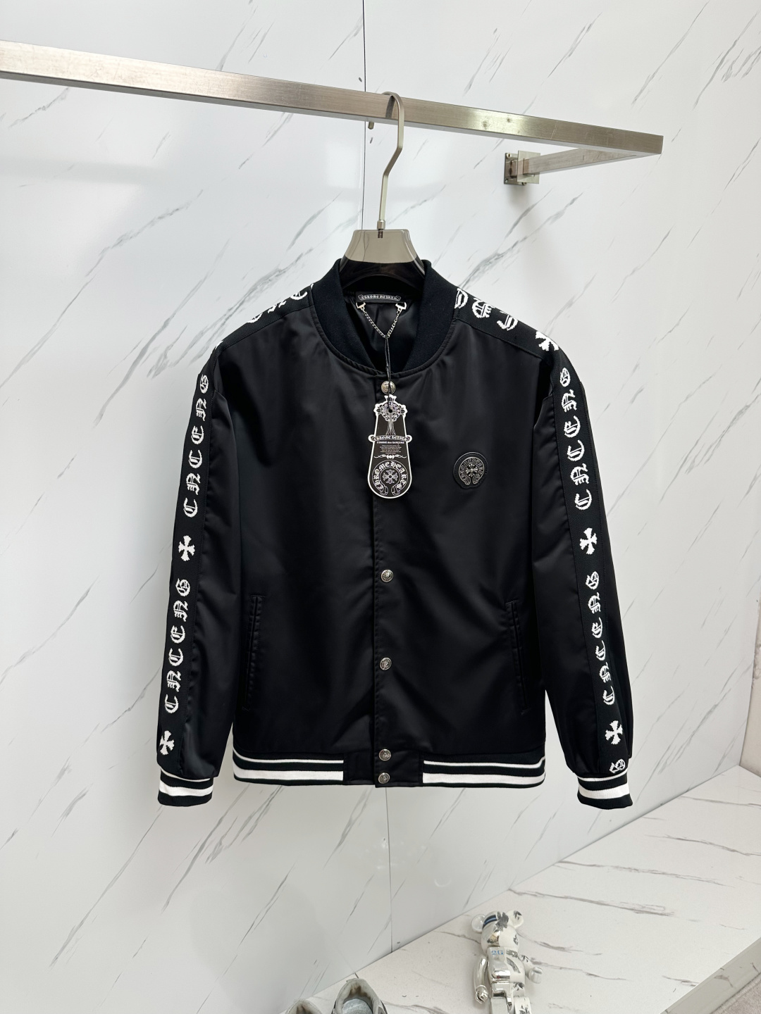 NO:131716,CH* Croxin 2025 spring new men's jacket original single three-standard high-end version!  The high-end jacquard fabric is breathable, comfortable and skin-friendly, impeccable details, brand elements design concept, exquisite workmanship and complex craftsmanship, professional purchasing grade reflects high quality. The feel is delicate and soft!  It is casually cut, with a great upper body style!  Original HS production code number M~XXXL, chrome hearts, jackets & coats, alexander wang19860909CH*克罗心 2025春季新款男士夹克原单三标齐全高端版本！高定专柜提花面料 透气舒适度亲肤,细节无可挑剔,品牌元素设计理念,做工考究工艺复杂,专业代购级体现高品质.手感细腻柔软！呈现休闲裁剪,上身版型超赞！ HS原单出品 码数M～XXXL,,chrome hearts,jackets & coats,alexander wang,Men's clothing