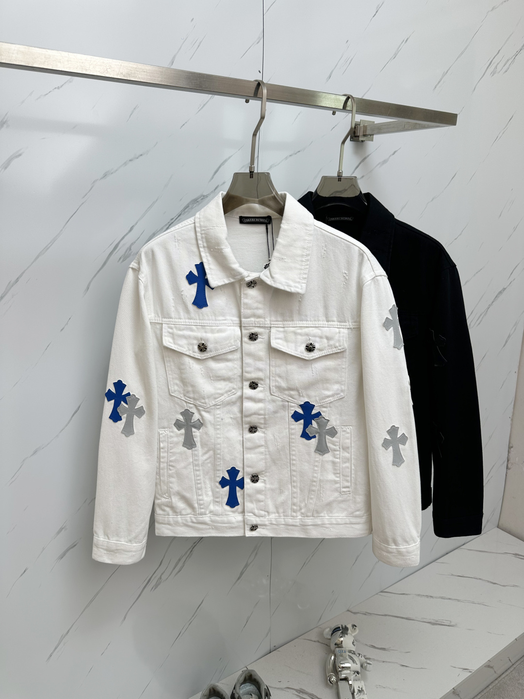 NO:131721,Croxin's new three-dimensional and slim fabric show logo jacket. The whole jacket uses a fixed-woven heavy denim fabric, independent hardware molded garment is heavy-duty, water resistance, good wear resistance, printing dark flower letters have good overall effect. The overall gloss is good after washing, soft and thick, the style is simple and versatile, hard and not deformable. The denim jacket is always basic, and the design is very classic and versatile. It falls in love with it at first sight!  Same model for men and women. Number of codes: m-3xl, chrome hearts, jackets & coats, alexander wang19860909克罗心新款 立体贴布秀logo外套.全衣采用定织重磅牛仔面料,独立五金开模成衣重工水洗,耐水性强耐磨性佳印刷暗花字母立体整体效果好.整体洗水后光泽度好,手感柔软厚实,版型简单百搭,硬挺不容变形,牛仔外套常备基础,设计非常经典百搭第一眼就爱上！男女同款. 码数:m-3xl,,chrome hearts,jackets & coats,alexander wang,Men's clothing