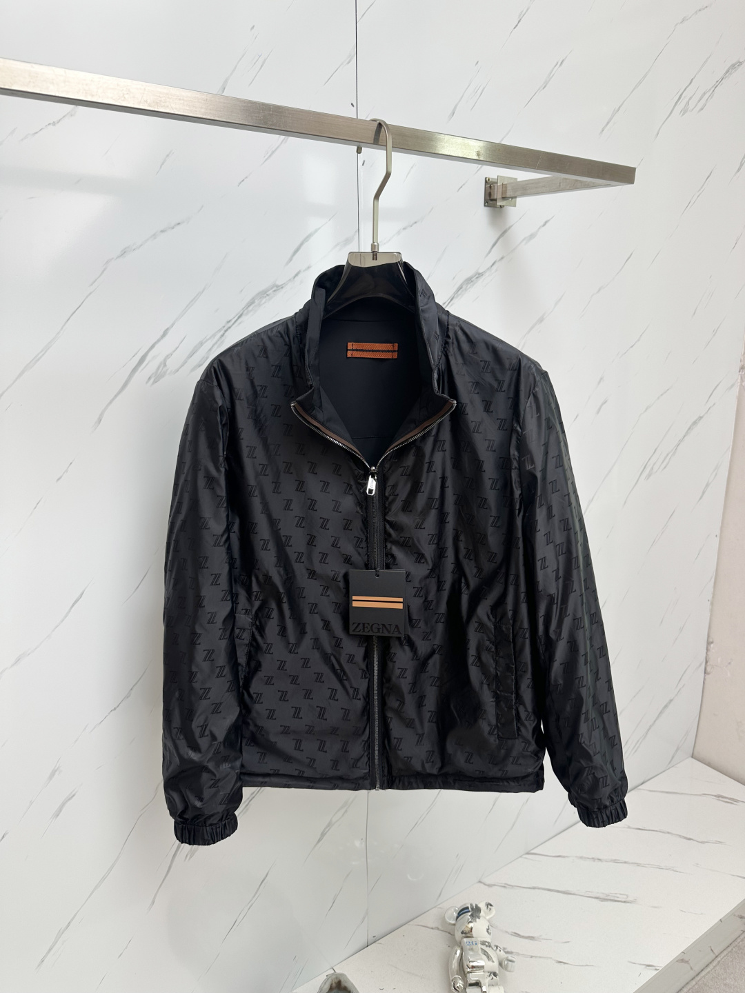 NO:131704,Zz*a  Jenia, the new men's business and casual double-sided double-sided jacket, customer-supplied custom-made fabrics, original hardware accessories, very soft, comfortable, breathable and imported technology fabrics, very textured, so handsome that the upper body is so cool, and the feel is different from nylon fiber. Light and soft breathable nylon fabric, very soft and smooth, and the upper body is light and free. Custom logo hardware is engraved with details, and the slim fit style can be easily controlled by girls. New for men  A high-tech fabric double-sided jacket, the king of fabrics. This jacket is made of double-sided materials flexibly interprets two styles. The A side is made of waterproof microfiber material, which is more business-friendly and casual, and the B side is made of tear-resistant nylon fabric with unique effects with jacquard logo. The texture is light, comfortable and breathable, and fashionable. The overall shape is more exquisite, and the dress is simple but not boring. This is a versatile item suitable for wearing all year round. It is both practical and fashionable, classic and versatile, and it is timeless for thousands of years, worthy of recommendation!  48-56 (model 173, 143 catties upper body 50 sizes), zegna, jackets & coats, jackets & coats, alexander wang19860909Zz*a 杰尼亚、早春新品男士商务休闲双面穿百搭立领设计外套夹克,客供进口定制面料,原厂五金配件,非常柔软、舒适、透气、进口的科技面料,非常具有质感,上身效果帅到没朋友,手感区别于尼龙纤维.轻薄柔软透气锦纶面料,非常非常软滑,上身轻盈的自在感.定制logo五金刻有细节,版型合体的修身款,女生也能轻松驾驭.男士新款高科技织物双面夹克,面料之王,这款夹克双面材质灵活演绎两种风格,A面选用防水超细纤维材质、偏商务休闲,B面选用提花logo别致效果的抗撕裂尼龙面料、质地轻盈、舒适透气、偏时尚休闲.整体造型更为考究,穿着简单但不乏味,这是一款适合全年穿着的百搭单品.实用性时髦性兼具,经典百搭耐看,万年不过时,值得安利！48-56（模特173,143斤上身50码）,,zegna,jackets & coats,jackets & coats,alexander wang,Men's clothing