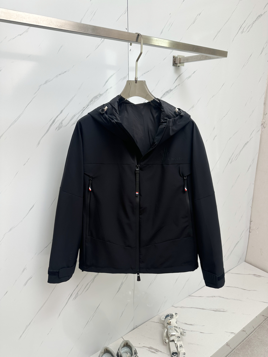 NO:131712,Moncler Ss Early Spring New Style Releases the Banded Hooded Jacket Jacket, Spring Jacket!  Wearing it is comfortable and slim, lazy and casual, combined with clean and simple colors, it is particularly pleasing to look at, suitable for daily wear~ I love to launch sports items embellished with vitality prints to welcome the arrival of the warm season. Size M-3XL, christian louboutin, Moncler, jackets & coats, jackets & coats, hats, alexander wang19860909Moncler ss早春新款发布蒙口连帽夹克外套,春款外套！穿上就是舒适自在又显瘦的存在,慵懒而随性,结合干净简单的色系就特别耐看,适合日常穿着~倾情推出缀饰活力印花的运动单品,迎接温暖季节的到来. 尺码M-3XL,,christian louboutin,Moncler,jackets & coats,jackets & coats,hats,alexander wang,Men's clothing