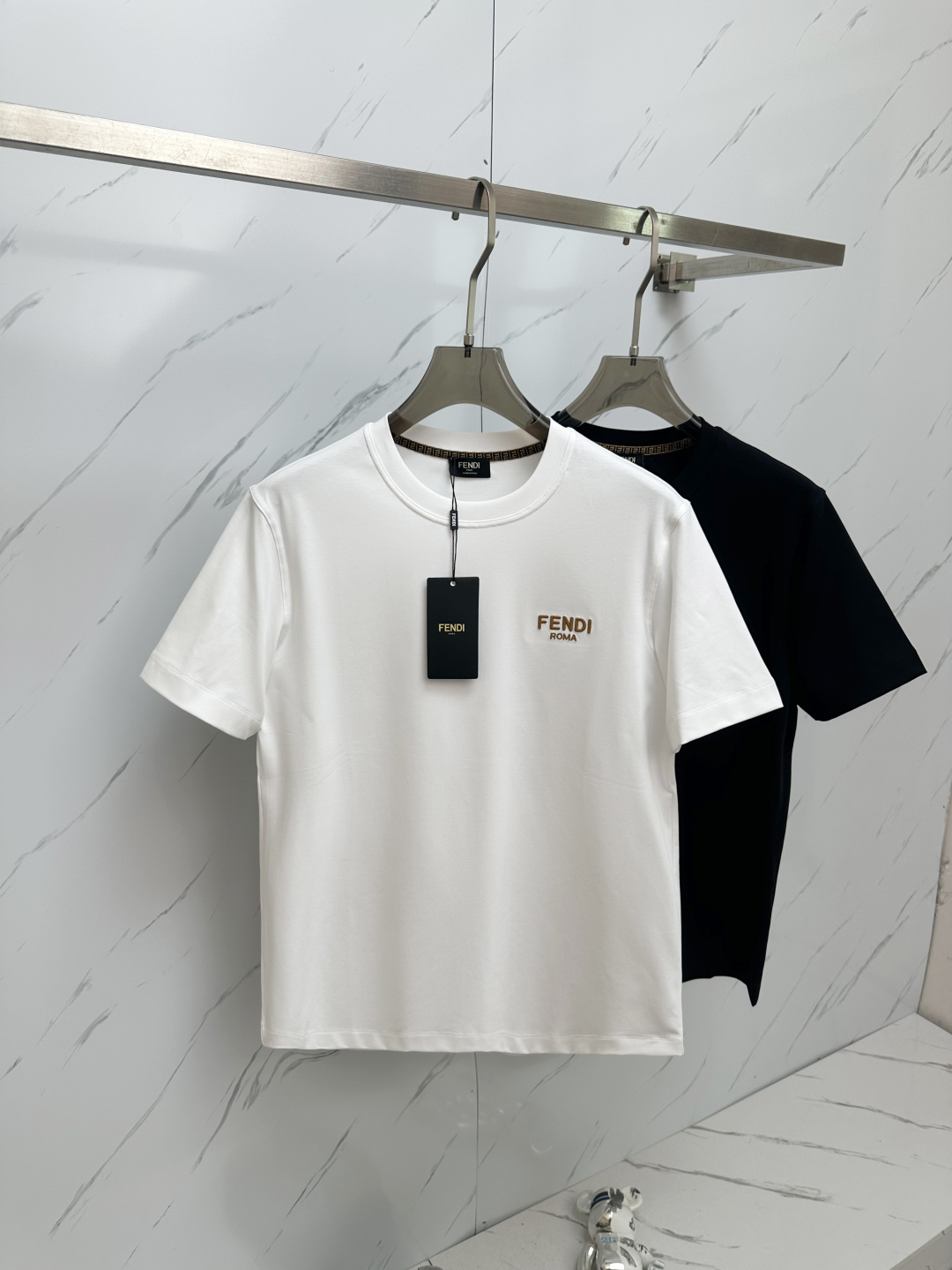 NO:131720,FEN2025g round neck short-sleeved T-shirt Customized classic letters LOGO Official synchronization 1:1 original mold opening Fashion personality versatile trend Pure original quality Original washing fabric Tag Collar label Washing wheat Three-mark complete Color: Black. White. Size M-3XL,,fendi,T-shirt,tees,t-shirt,alexander wang19860909FEN2025克圆领短袖T恤 定制经典字母LOGO 官方同步 1:1原版开模 时尚个性 百搭潮流 纯原品质 原版洗水面料 吊牌 领标 水洗麦 三标齐全 颜色: 黑色.白色. 尺码M-3XL,,fendi,T-shirt,tees，t-shirt,alexander wang,Men's clothing