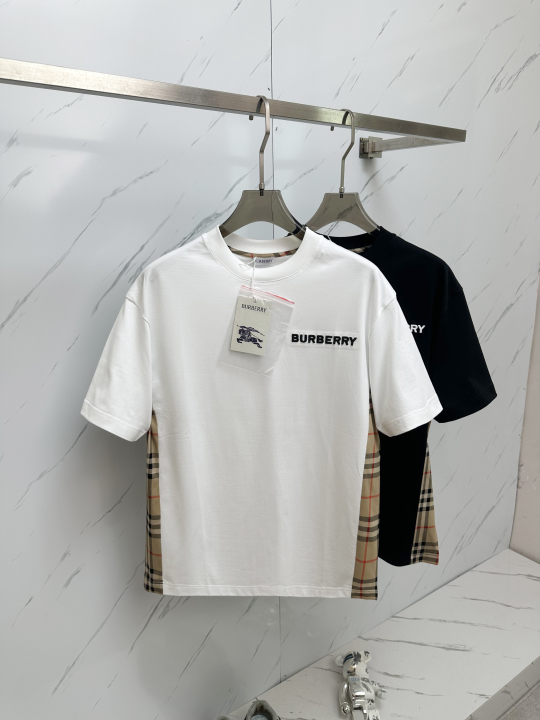 NO:131722,2025 Spring and Summer Series New Products Burberry* Burberry Fashion Round Neck Short Sleeve High-end Customized Versatile Style Luxury Classic Pocket Design More Practical Feelings Anyone can easily control the luxury classic brand letter LOGO design, which is very high-end and must be entered if you understand the goods!  The style is loose, and the upper body effect is very good!  Complete three standards!  Size M-3XL, burberry, burberry, T-shirt, alexander wang198609092025春夏系列新品  Burberry*巴宝莉时尚圆领短袖高级定制百搭款式 奢华经典口袋设计 更有实用感 任何人都可以轻松驾驭 奢华经典品牌字母LOGO设计,非常显档次懂货的必须入！版型剪裁属于宽松版型,上身效果非常赞！三标齐全！尺码M-3XL,,burberry,burberry,T-shirt,alexander wang,Men's clothing