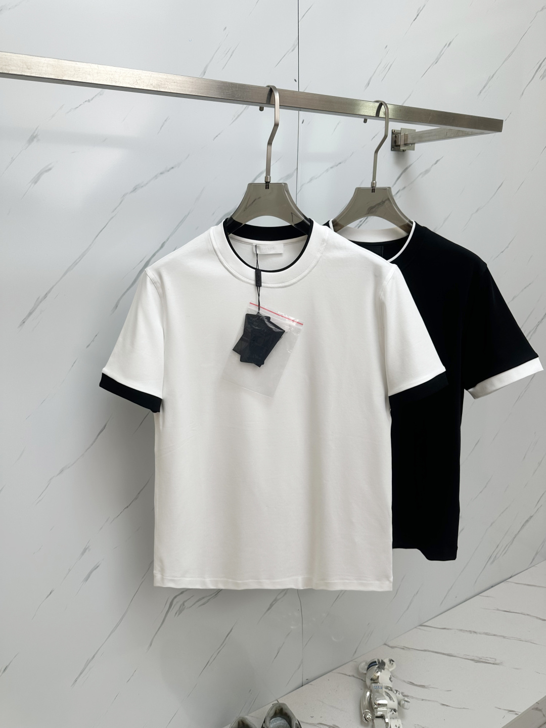 NO:131723,PRADA/Prada 2025 new chest triangle logo casual round neck men's short-sleeved T-shirt This cotton T-shirt is equipped with short-sleeved and ribbed knitted round neck, presenting an Oversize look. GZ's iconic coated enamel metal triangle logo embellishes the front. Size M-3xL,,prada,prada,versace,T-shirt,tees,t-shirt,alexander wang19860909PRADA/普拉达2025新款胸前三角标休闲圆领男士短袖T恤 这款棉质T恤搭载短袖和罗纹针织圆领,呈现Oversize造型.GZ标志性的涂珐琅金属三角形徽标点缀正面. 码数M-3xL,,prada,prada,versace,T-shirt,tees，t-shirt,alexander wang,Men's clothing