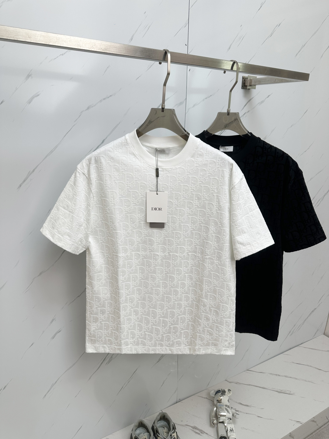 NO:131725,DIOR 320g round neck short-sleeved T-shirt, classic flocked full-print letters LOGO jacquard logo, official synchronization, 1:1 original mold opening, fashion personality, versatile trend, pure original quality, original washing fabric, tag, collar label, washing wheat, three labels complete color: black. White. Size M-3XL,,dior,dior,T-shirt,tees,t-shirt,alexander wang19860909DIOR 迪奥 320克圆领短袖T恤 经典款植绒满印字母LOGO提花标识 官方同步 1:1原版开模 时尚个性 百搭潮流 纯原品质 原版洗水面料 吊牌 领标 水洗麦 三标齐全 颜色: 黑色.白色. 尺码M-3XL,,dior,dior,T-shirt,tees，t-shirt,alexander wang,Men's clothing