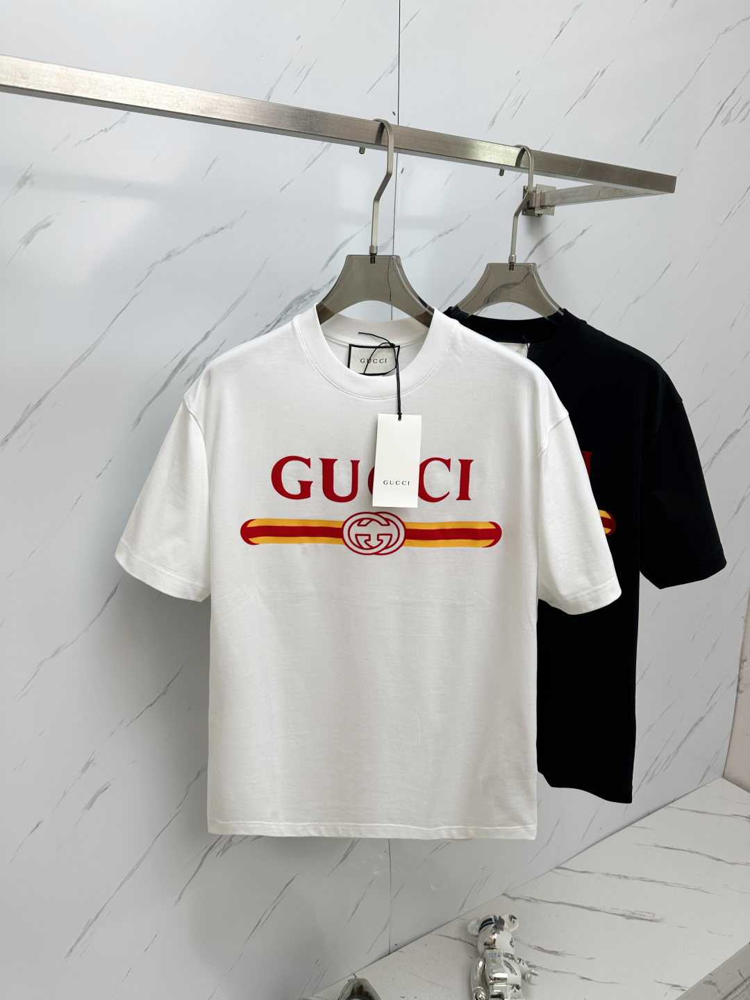 NO:131727,Gucc new classic letter logo pattern short-sleeved T-shirt, using stand-up cotton fabric, comfortable, breathable and not easy to deform. Three standards are complete, loose style, same style for men and women. Number of sizes M-3xL,,gucci, T-shirt,tees, t-shirt,alexander wang19860909Gucc新款 经典字母logo图案短袖T恤,采用立定织纯棉面料,舒适透气不易变形.三标齐全,宽松版型,男女同款 码数 M-3xL,,gucci,T-shirt,tees，t-shirt,alexander wang,Men's clothing