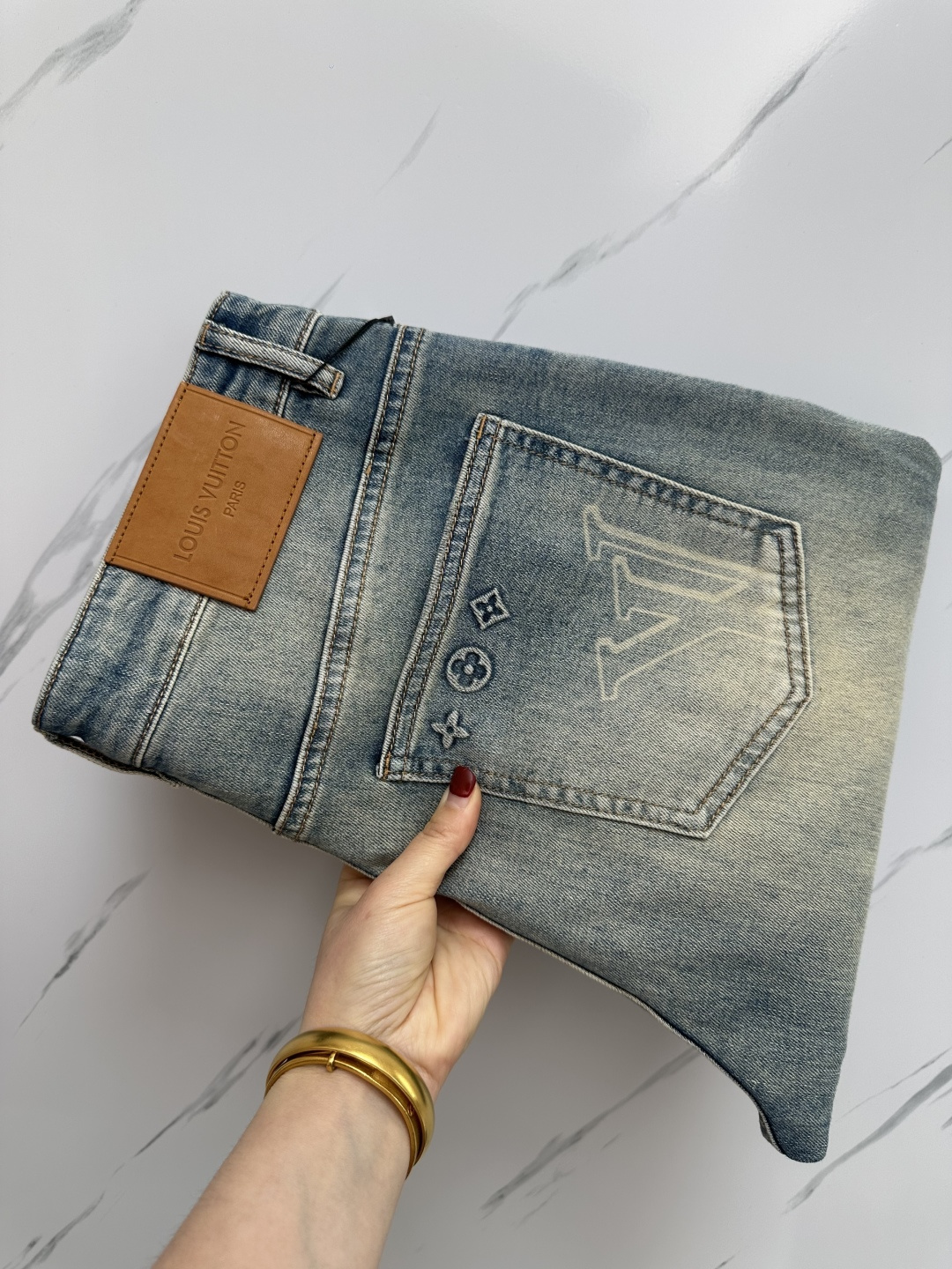 NO:126729,LV official website counter is available simultaneously, original singles, super stylish jeans, customized original washing denim fabric, unique design, top-grade printed craft letter pattern logo, original hardware and auxiliary decoration, extremely superior jeans, the materials and craftsmanship are extremely luxurious and exquisite, extremely high-end, handsome and stylish, recommended, digits 29-38,, louis vuitton, jeans, alexander wang19860909LV 官网专柜同步有售,原单狠货,超级有范儿的一款牛仔裤,定制原版水洗牛仔面料,独特设计,顶级印花工艺字母图案logo,原版五金辅料装饰,极为翘楚的一款牛仔裤,用料与工艺都极致奢华精湛,档次极高,上身帅气有型,推荐,码数29—38,,louis vuitton,jeans,alexander wang,Men's clothing