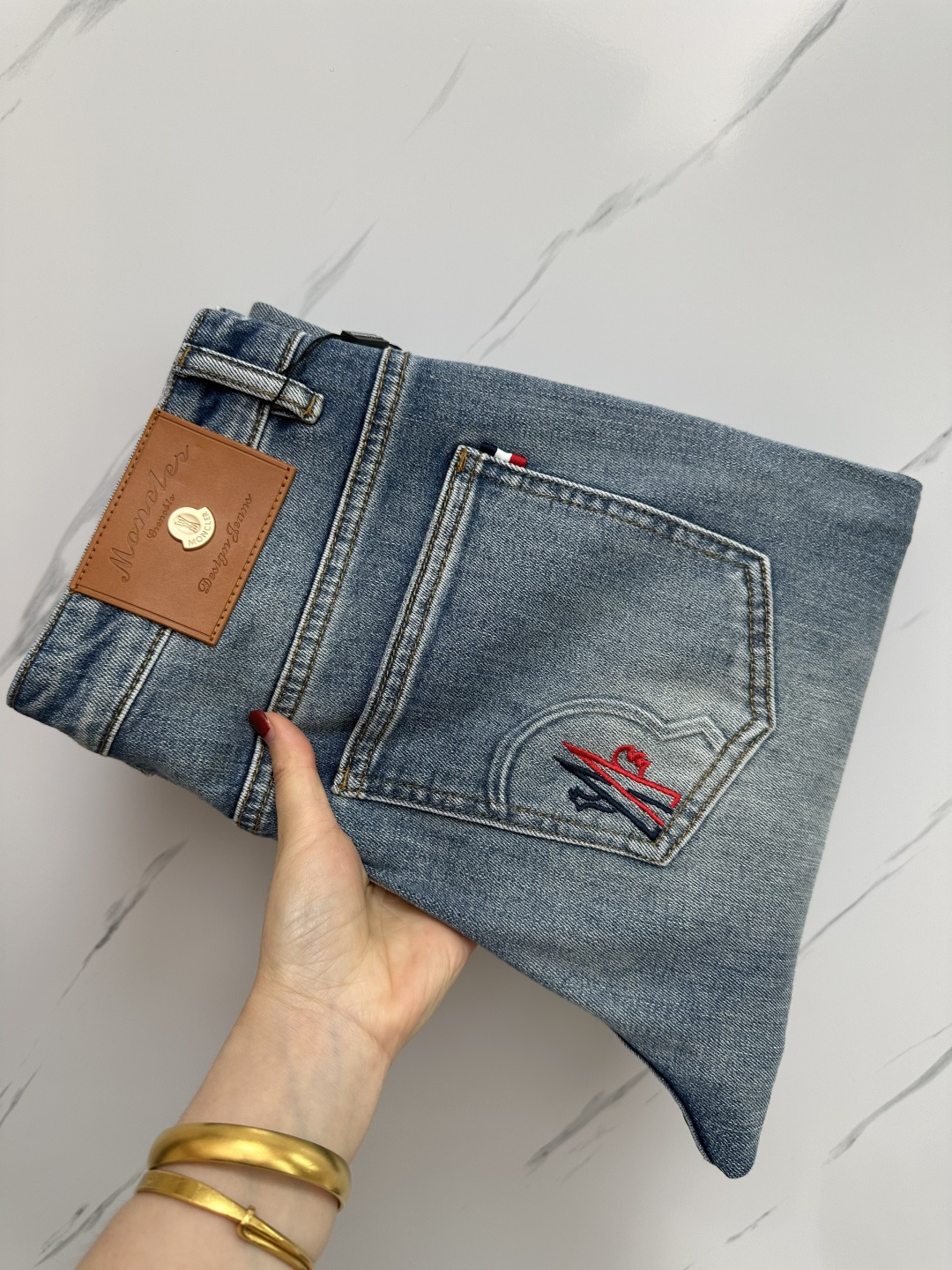 NO:126733,MO official website counter is available simultaneously, original singles, super stylish jeans, customized original washing denim fabric, unique design, top-grade printed craft letter pattern logo, original hardware and auxiliary decoration, extremely superior jeans, the materials and craftsmanship are extremely luxurious and exquisite, extremely high-end, handsome and stylish, recommended, digits 29-38, jeans, alexander wang19860909MO 官网专柜同步有售,原单狠货,超级有范儿的一款牛仔裤,定制原版水洗牛仔面料,独特设计,顶级印花工艺字母图案logo,原版五金辅料装饰,极为翘楚的一款牛仔裤,用料与工艺都极致奢华精湛,档次极高,上身帅气有型,推荐,码数29—38,,jeans,alexander wang,Men's clothing