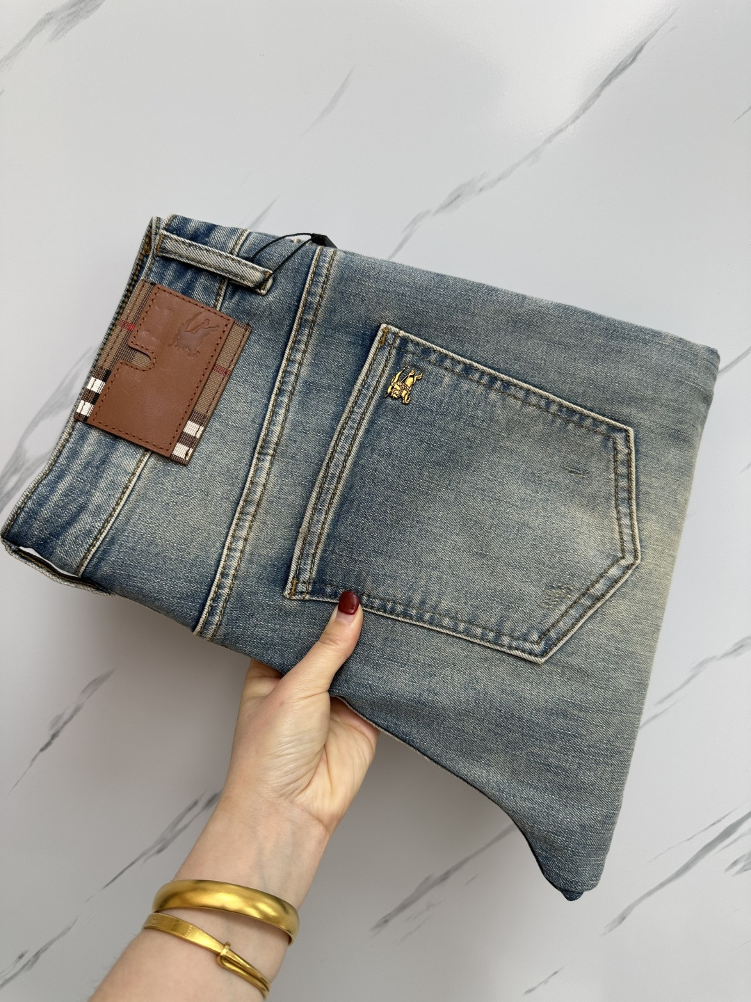 NO:126735,BURB official website counter is available simultaneously, original singles, super stylish jeans, customized original washing denim fabric, unique design, top-grade printed craft letter pattern logo, original hardware and auxiliary decoration, extremely top-notch jeans, the materials and craftsmanship are extremely luxurious and exquisite, extremely high-end, handsome and stylish, recommended, digits 29-38, burberry, jeans, alexander wang19860909BURB 官网专柜同步有售,原单狠货,超级有范儿的一款牛仔裤,定制原版水洗牛仔面料,独特设计,顶级印花工艺字母图案logo,原版五金辅料装饰,极为翘楚的一款牛仔裤,用料与工艺都极致奢华精湛,档次极高,上身帅气有型,推荐,码数29—38,,burberry,jeans,alexander wang,Men's clothing