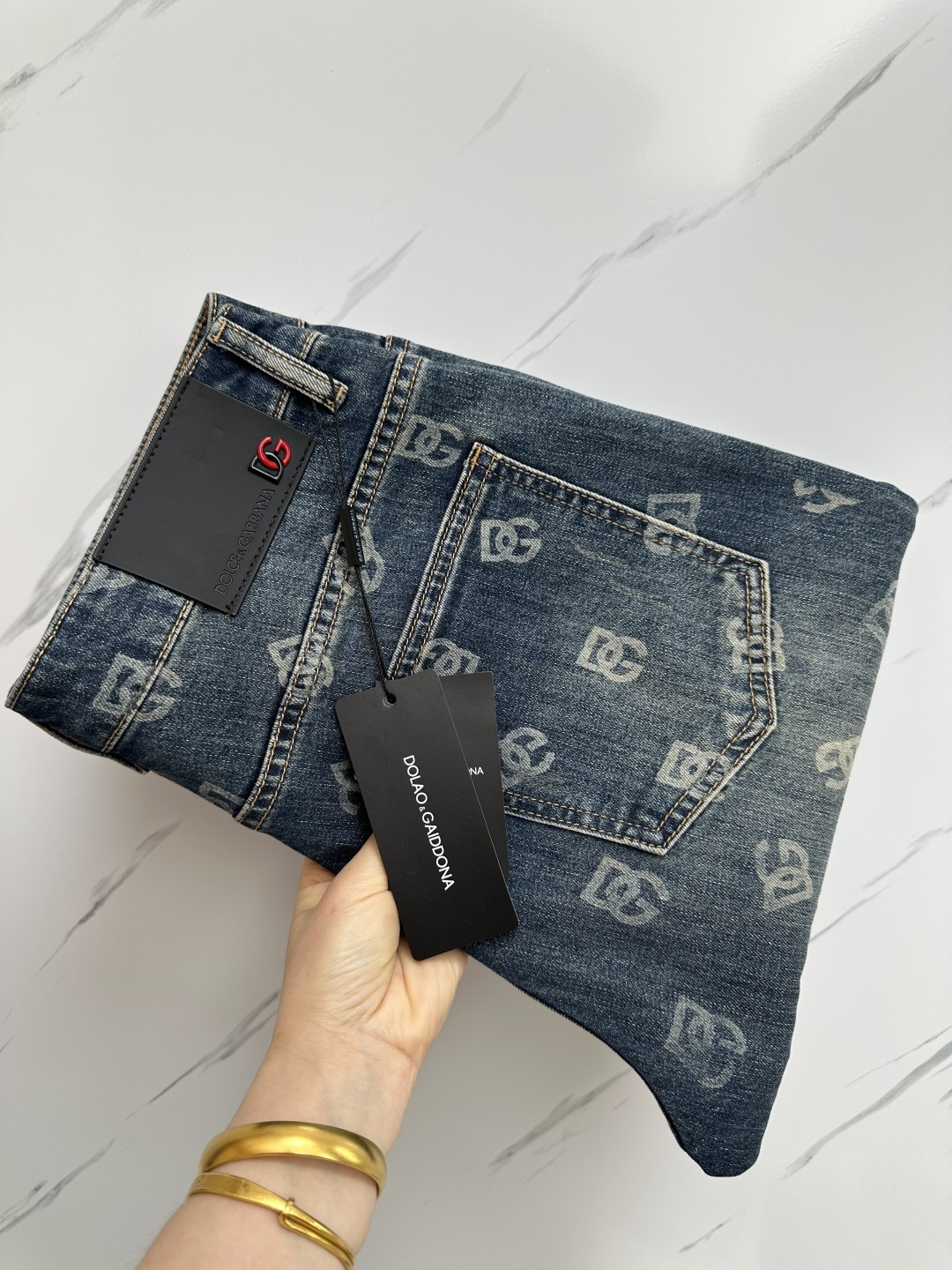 NO:126737,DG official website counter is available at the same time, original singles are ruthless, super stylish jeans, customized original washing denim fabric, unique design, top-grade printing craft letter pattern logo, original hardware and auxiliary decoration, extremely superior jeans, the materials and craftsmanship are extremely luxurious and exquisite, extremely high-end, handsome and stylish, recommended, digits 29-38, Dolce & Gabbana, jeans, alexander wang19860909DG 官网专柜同步有售,原单狠货,超级有范儿的一款牛仔裤,定制原版水洗牛仔面料,独特设计,顶级印花工艺字母图案logo,原版五金辅料装饰,极为翘楚的一款牛仔裤,用料与工艺都极致奢华精湛,档次极高,上身帅气有型,推荐,码数29—38,,Dolce&Gabbana,jeans,alexander wang,Men's clothing