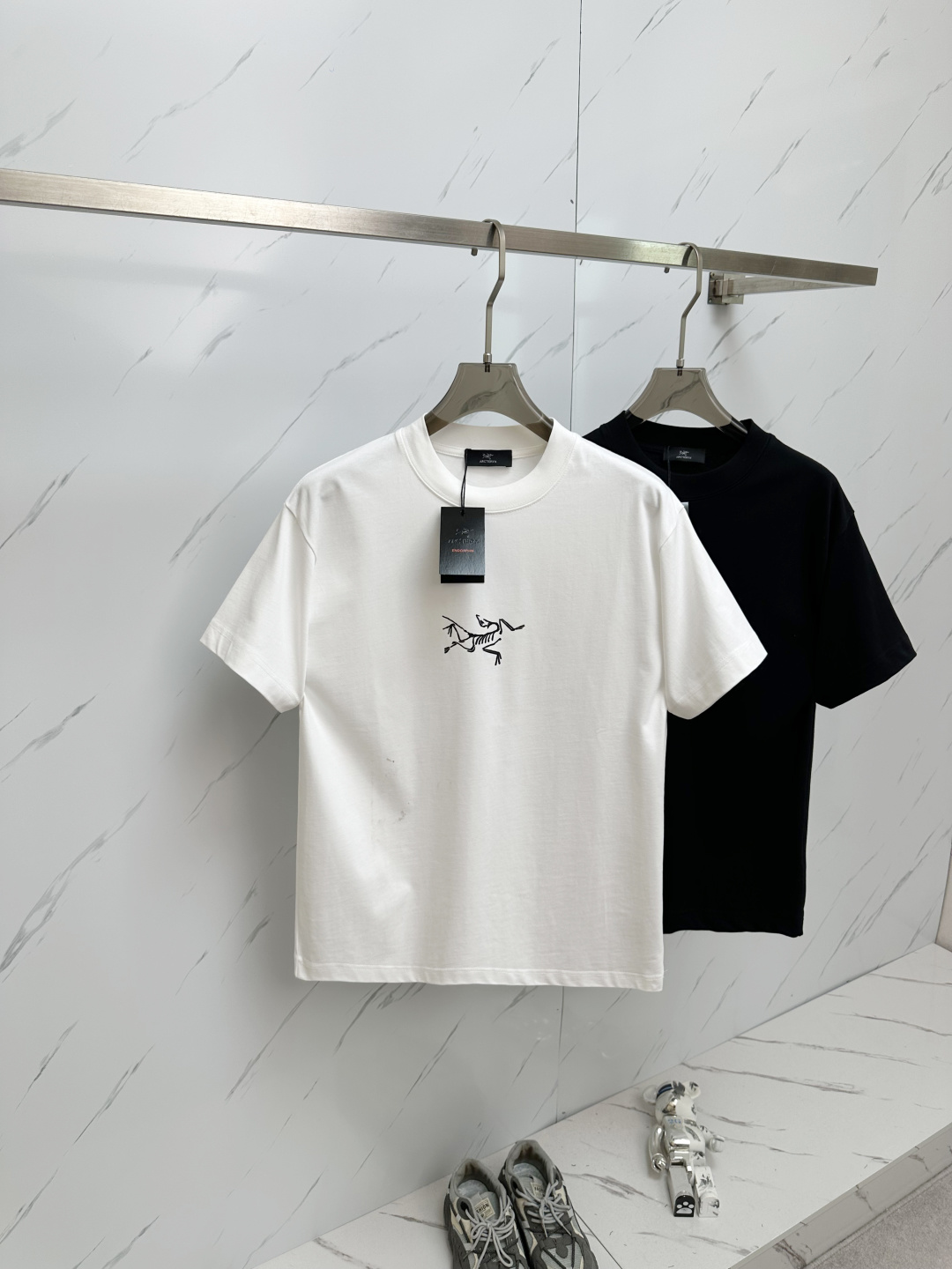 NO:126739,Bird 2025 round neck short-sleeved T-shirt base shirt Elemental Logo badge highlights the casual and fashionable charm, and is still unique in style. It is well equipped with a companion... Customer-supplied high-strength elastic knitted liquid ammonia air-layer fabric, flat and symmetrical knitted light and refreshing, soft and comfortable, and excellent breathability. Simple and unique charm. The straight-cut style is more suitable for matching with various trendy and fashionable styles. It uses instrument embroidery, and the delicate and full texture highlights, bringing a new experience to fashionable sports and leisure. S-XL,, T-shirt,tees, t-shirt,alexander wang19860909鸟 2025 圆领短袖T恤打底衫 元素性的Logo徽章凸显休闲时尚魅力,依然独领时尚风骚.内搭好伴侣… 客供高支弹力针织液氨空气层面料,平整匀称的针织轻薄清爽,柔软舒适,透气性极佳.简洁而富有独特魅力.直裁版型更为适合搭配各种潮流时尚造型. 采用器械刺绣,细腻饱满的质感突显,为时尚运动休闲带来全新体验.S—XL,,T-shirt,tees，t-shirt,alexander wang,Men's clothing