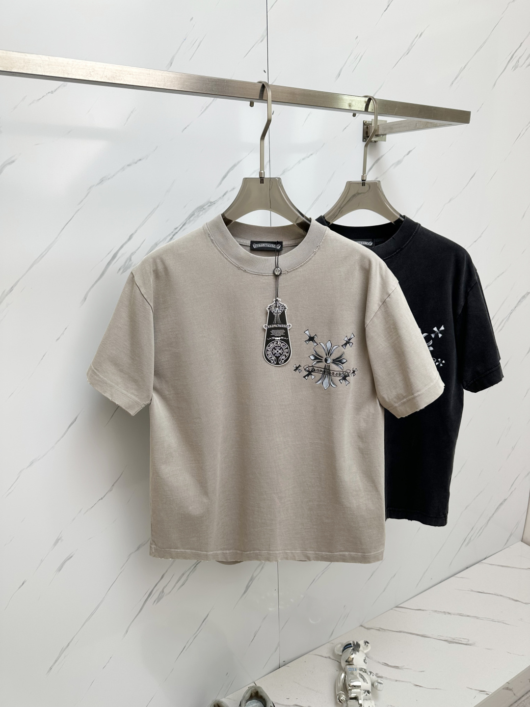 NO:126741,Croxin 2025 round neck short-sleeved T-shirt base shirt Elemental Logo badge highlights the casual and fashionable charm, and is still unique in style. It is fitted with a companion... Customer-supplied high-strength elastic knitted liquid ammonia air-layer fabric, flat and symmetrical knitted light and refreshing, soft and comfortable, and excellent breathability. Simple and unique charm. The straight-cut style is more suitable for matching with various trendy and fashionable styles. It uses instrument embroidery, and the delicate and full texture highlights, bringing a new experience to fashionable sports and leisure. S-XL,,chrome hearts, T-shirt,tees, t-shirt,alexander wang19860909克罗心 2025 圆领短袖T恤打底衫 元素性的Logo徽章凸显休闲时尚魅力,依然独领时尚风骚.内搭好伴侣… 客供高支弹力针织液氨空气层面料,平整匀称的针织轻薄清爽,柔软舒适,透气性极佳.简洁而富有独特魅力.直裁版型更为适合搭配各种潮流时尚造型. 采用器械刺绣,细腻饱满的质感突显,为时尚运动休闲带来全新体验.S—XL,,chrome hearts,T-shirt,tees，t-shirt,alexander wang,Men's clothing