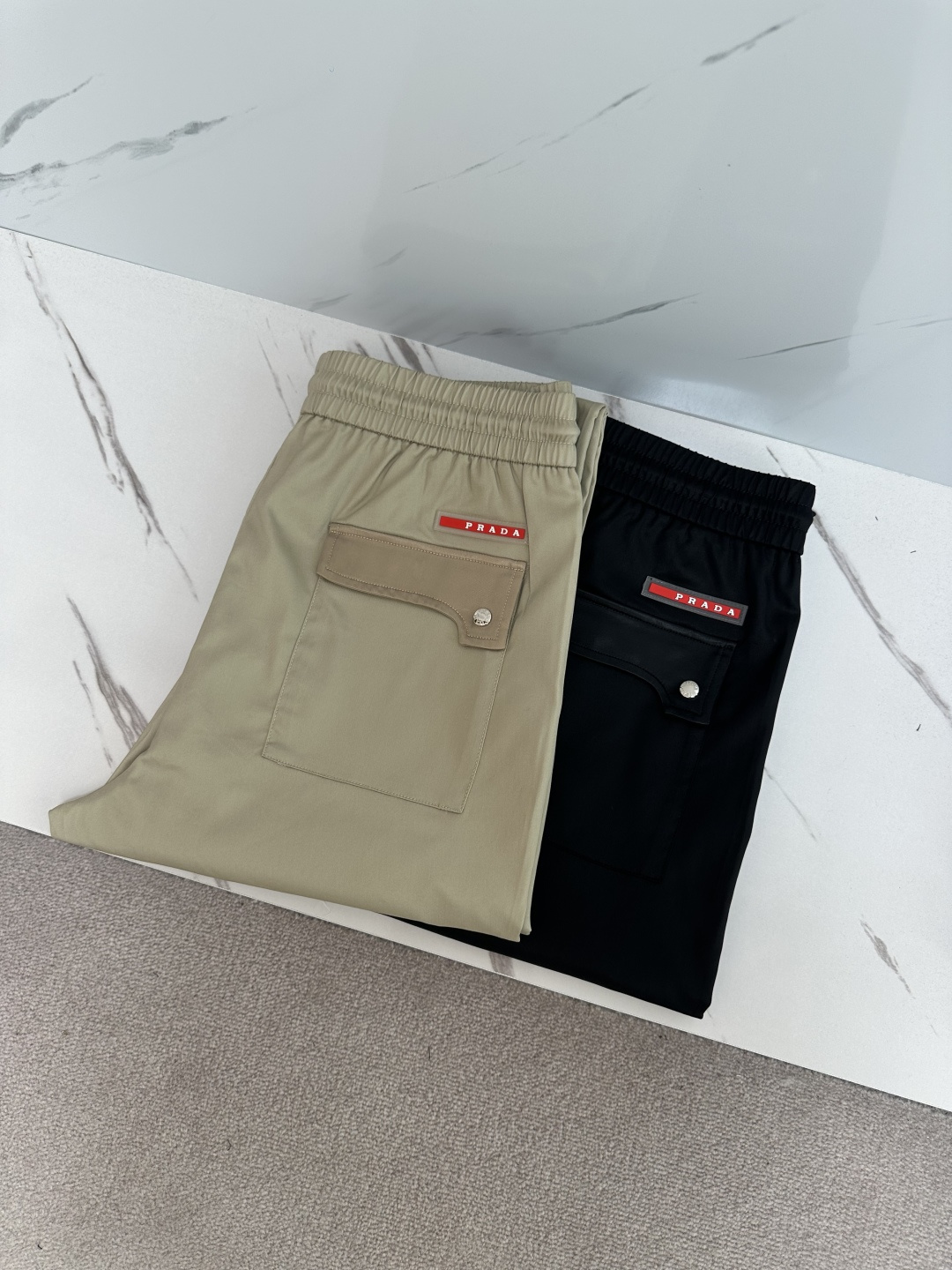 NO:471723,PD# 2025 Spring and Summer Casual Pants A new interpretation of aesthetics, interpreting a strong style of style, with a strong sense of detail and design. The classic brand logo is used as a color combination to interpret classic brand fashion, adding luster to the overall shape. Imported fabrics are soft and comfortable. The inner woven surface is flat and breathable, simple and unique charm. European trade channels, Italian overseas warehouse straight hair, and overseas boutique limited sales. 25 Spring and Summer new casual fashion pants, this pants adopts the design of a big brand to create a fashionable and trendy style, with exquisite details and excellent quality. The pants are embellished with the iconic brand logo, highlighting the brand style, and creating fashionable and diverse styles. Imported fabrics are carefully crafted, soft and comfortable, and are also skin-friendly and comfortable. They are a pair of pants that are comfortable at home and out. You can go out with a short sleeve of a jacket~  Color black Apricot Size: M L XL 2XL 3XL,,jackets & coats,T-shirt,alexander wang19860909PD# 2025 春夏休闲裤子 美学的焕新诠释,演绎浓郁的格调型时尚风范,细节感和设计感强悍.经典品牌标识做为色彩搭配,演绎经典的品牌时尚,为整体造型增光添彩.进口面料,柔软舒适.内里织面平整透气性极佳,简洁而富有独特魅力. 欧洲贸易渠道,意大利海外仓直发,海外精品限定销售.25春夏新款休闲时尚裤,这款裤采用大牌的设计打造时尚潮流感,细节处理精致到位,展现超高的品质. 裤身上点缀标志性品牌标识,彰显品牌格调,打造时尚多样的造型.进口面料精心打造,柔软舒适,还亲肤舒适,是居家和外出都很舒适的一款裤子,随便搭个外套短袖就可以出门啦~ 颜色黑色 杏色 尺码:M L XL 2XL 3XL,,jackets & coats,T-shirt,alexander wang,Men's clothing