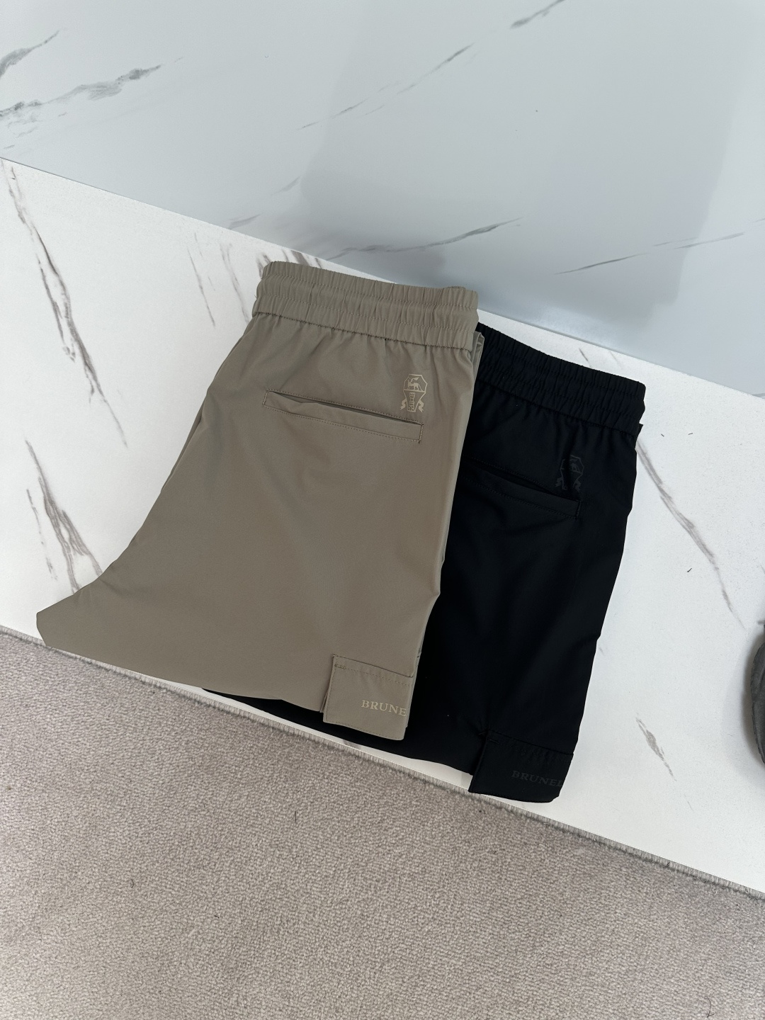 NO:471734,BC 2025 early spring new style. The imported fabric style is simple and versatile, not picky about people and full of details!  The zippers on both sides of the trouser pockets are very highlighted, but they don’t look too high-profile. The upper body is handsome and stylish, and the tone is full of style. The waist, the overall tailoring, the upper body effect are impeccable, and the style is excellent. Whether you are at work or at leisure, you can perfectly control it. Color black khaki, size M-3XL, alexander wang19860909BC 2025早春新款.进口面料款式简约百搭款,不挑人穿,细节感十足！裤身口袋两侧拉链非常有亮点,但也不会显得过于高调.上身帅气有型,腔调十足.腰头的做工,整体的剪裁,上身效果都无可挑剔,版型超赞；无论是上班还是休闲,都可以完美驾驭. 颜色黑色 卡其 码数M-3XL,,alexander wang,Men's clothing