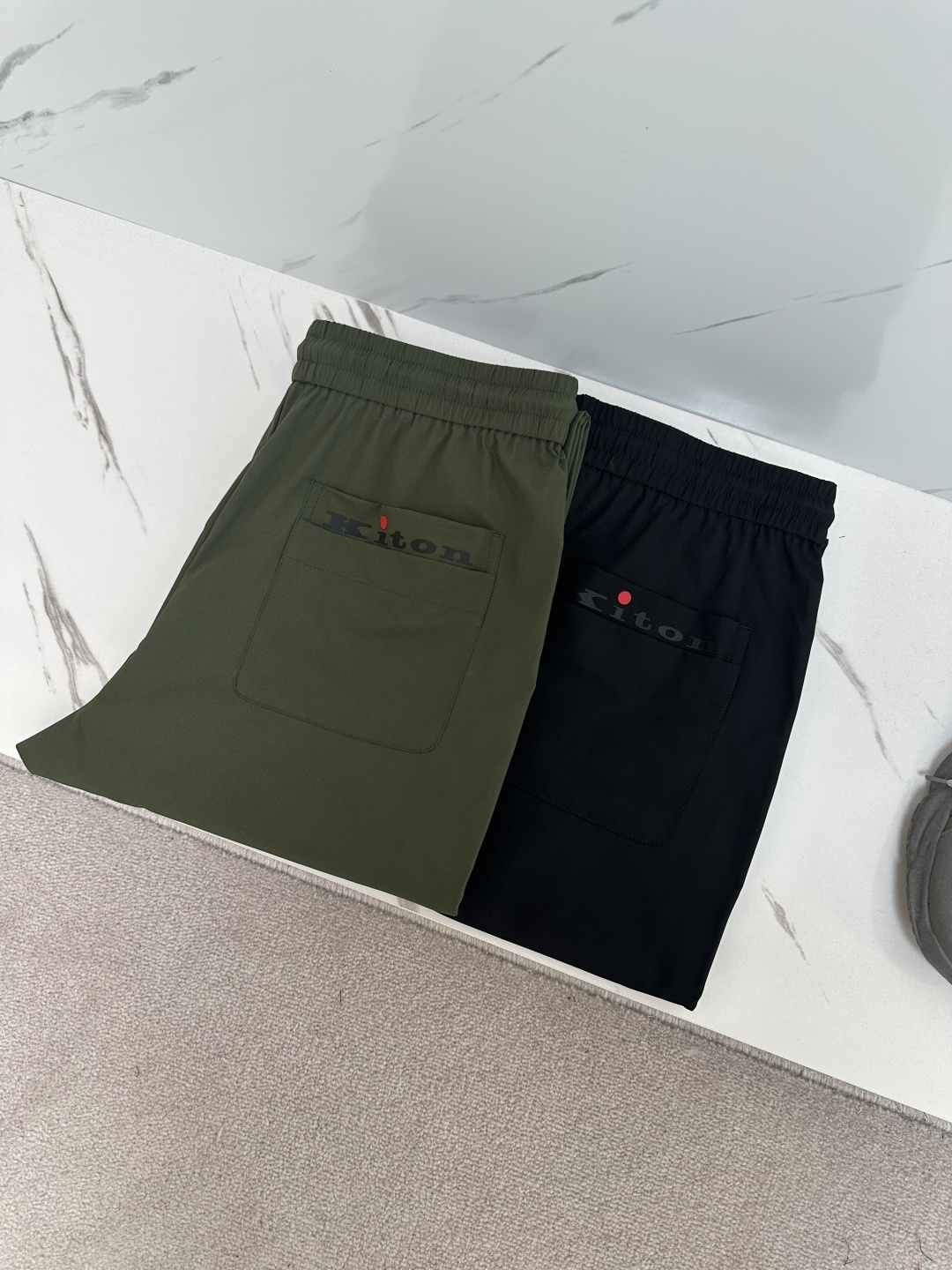 NO:471730,KITON# 2025 Spring and Summer Casual Pants A new interpretation of aesthetics, interpreting a strong style of style, with a strong sense of detail and design. The classic brand logo is used as a color combination to interpret classic brand fashion, adding luster to the overall shape. Imported fabrics are soft and comfortable. The inner woven surface is flat and breathable, simple and unique charm. European trade channels, Italian overseas warehouse straight hair, and overseas boutique limited sales. 25 Spring and Summer new casual fashion pants, this pants adopts the design of a big brand to create a fashionable and trendy style, with exquisite details and in place, showing super high quality.  The pants are decorated with iconic brand logos, highlighting the brand style, and creating fashionable and diverse styles. The imported fabric is carefully crafted, soft and comfortable, and is also skin-friendly and comfortable. It is a pair of pants that are comfortable at home and out. You can go out with a short sleeve on a jacket~ Color black Military green Size: M L XL 2XL 3XL,, jackets & coats, T-shirt, alexander wang19860909KITON# 2025 春夏休闲裤子 美学的焕新诠释,演绎浓郁的格调型时尚风范,细节感和设计感强悍.经典品牌标识做为色彩搭配,演绎经典的品牌时尚,为整体造型增光添彩.进口面料,柔软舒适.内里织面平整透气性极佳,简洁而富有独特魅力. 欧洲贸易渠道,意大利海外仓直发,海外精品限定销售.25春夏新款休闲时尚裤,这款裤采用大牌的设计打造时尚潮流感,细节处理精致到位,展现超高的品质. 裤身上点缀标志性品牌标识,彰显品牌格调,打造时尚多样的造型.进口面料精心打造,柔软舒适,还亲肤舒适,是居家和外出都很舒适的一款裤子,随便搭个外套短袖就可以出门啦~ 颜色黑色 军绿 尺码:M L XL 2XL 3XL,,jackets & coats,T-shirt,alexander wang,Men's clothing