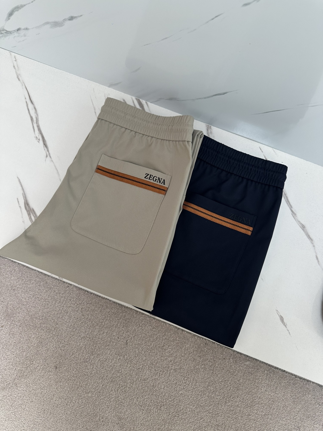 NO:471726,Zeg# 2025 Spring and Summer Casual Pants A new interpretation of aesthetics, interpreting a strong style of style, with a strong sense of detail and design. The classic brand logo is used as a color combination to interpret classic brand fashion, adding luster to the overall shape. Imported fabrics are soft and comfortable. The inner woven surface is flat and breathable, simple and unique charm. European trade channels, Italian overseas warehouse straight hair, and overseas boutique limited sales. 25 Spring and Summer new casual fashion pants, this pants adopts the design of a big brand to create a fashionable and trendy style, with exquisite details and in place, showing super high quality.  The pants are decorated with iconic brand logos, highlighting the brand style, creating fashionable and diverse styles. The imported fabric is carefully crafted, soft and comfortable, and is also skin-friendly and comfortable. It is a pair of pants that are comfortable at home and out. You can go out with a short sleeve on a jacket~ Color black Apricot Size: M L XL 2XL 3XL,, jackets & coats, T-shirt, alexander wang19860909Zeg# 2025 春夏休闲裤子 美学的焕新诠释,演绎浓郁的格调型时尚风范,细节感和设计感强悍.经典品牌标识做为色彩搭配,演绎经典的品牌时尚,为整体造型增光添彩.进口面料,柔软舒适.内里织面平整透气性极佳,简洁而富有独特魅力. 欧洲贸易渠道,意大利海外仓直发,海外精品限定销售.25春夏新款休闲时尚裤,这款裤采用大牌的设计打造时尚潮流感,细节处理精致到位,展现超高的品质. 裤身上点缀标志性品牌标识,彰显品牌格调,打造时尚多样的造型.进口面料精心打造,柔软舒适,还亲肤舒适,是居家和外出都很舒适的一款裤子,随便搭个外套短袖就可以出门啦~ 颜色黑色 杏色 尺码:M L XL 2XL 3XL,,jackets & coats,T-shirt,alexander wang,Men's clothing