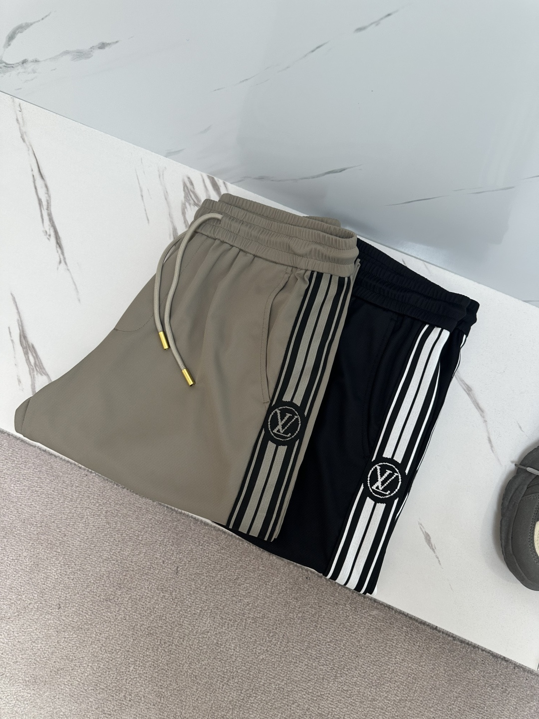 NO:136409,1V25SS spring and summer new breathable mesh drawstring straight casual pants, men's side striped jacquard webbing spliced ​​sports casual pants!  Trading companies have sparse channels and are on sale on the leading official website!  Wearing these V-home straight casual pants, you can not only enjoy the ultimate comfort experience, but also inadvertently demonstrate your unique taste and fashionable attitude!  The pants are made of customized breathable mesh materials for customer supply. They not only have a gentle touch, but also bring indescribable comfort and breathable feeling when fitting on the skin!  Even in the hot summer, it can effectively keep your skin dry and keep you away from stuffiness and discomfort!  The design of the trousers is clever and unique, with striped webbing on both sides. These webbing not only add a sense of layering to the pants, but also visually lengthens the leg lines, making people look taller!  The round badge jacquard decoration cleverly embellished on the webbing is the finishing touch of the whole pants!  The waist of the trouser is made of a high elastic drawstring elastic design. This design is convenient for putting on and taking off, and can freely adjust the tightness according to the individual waist size to ensure comfort and fit during wear!  Whether it is a tight T-shirt or a loose shirt, it can match perfectly with these pants, showing a different style and charm!  The casual straight cutting can not only modify the leg shape well and cover up small flaws in the legs, but also show a casual but stylish temperament!  Whether it is daily travel or leisure gathering, you can become the focus of everyone's attention!  Black/khaki, two colors into it!  Size M-3XL M size waist 76/82cm-Hip circumference 102cm-front 30cm-thigh circumference 62cm-trouser length 101cm-trouser legs 38cm L size waist 79/85cm-hip circumference 106cm-front 31cm-thigh circumference 64cm-trouser length 102cm-trouser legs 39cm XL size waist 82/88cm-hip circumference 110cm-front 31cm-thigh circumference 66cm-trouser length 103cm-trouser legs 40cm XXL size waist 86/92cm-hip circumference 114cm-front 32cm-thigh circumference 68cm-trouser length 104cm-trouser legs 41cm  3XL size waist circumference 90/96cm - hip circumference 118cm - front gear 32cm - thigh circumference 70cm - pants length cm - trouser legs 42cm recommended size (standard version) Height 174-140 catties, try on size L appropriately!  A boy can choose M code within 130 catties, a L code for 130-143 catties, a XL code for 143-156 catties, a XXL code for 156-170 catties, and a 3XL code for 170-catties!  ,,shirts,tees,t-shirt,alexander wang198609091V25SS春夏新款透气网眼面料抽绳直筒休闲裤,男士侧条纹提花织带拼接运动休闲长裤！贸易公司渠道稀出,领先官网发售！穿着这条V家直筒休闲裤,你不仅能够享受到极致的舒适体验,还能在不经意间彰显出你的独特品味与时尚态度！ 该裤装采用了客供定制透气网眼材质,不仅触感轻柔,贴肤时更是带来难以言喻的舒爽与透气感！即便是炎炎夏日,也能有效保持肌肤的干爽,让你远离闷热与不适！裤身的设计巧妙而独特,两侧精心拼接了条纹织带,这些织带不仅为裤子增添了层次感,更在视觉上拉长了腿部线条,显得人更加高挑！而织带上巧妙点缀的圆形徽章提花装饰,则是整款裤子的点睛之笔！ 裤腰部分采用了高弹力抽绳松紧设计,这样的设计既方便穿脱,又能根据个人的腰围大小自由调节松紧度,确保穿着时的舒适与贴合！无论是紧身的T恤还是宽松的衬衫,都能与这条裤子完美搭配,展现出不同的风格魅力！休闲直筒的裁剪,不仅能够很好地修饰腿型,掩盖腿部的小瑕疵,还能展现出一种随性而不失格调的气质！无论是日常出行还是休闲聚会,都能让你成为众人瞩目的焦点！黑色/卡其,两色入！尺码M-3XL M码腰围76/82cm-臀围102cm-前档30cm-大腿围62cm-裤长101cm-裤脚38cm L码腰围79/85cm-臀围106cm-前档31cm-大腿围64cm-裤长102cm-裤脚39cm XL码腰围82/88cm-臀围110cm-前档31cm-大腿围66cm-裤长103cm-裤脚40cm XXL码腰围86/92cm-臀围114cm-前档32cm-大腿围68cm-裤长104cm-裤脚41cm 3XL码腰围90/96cm-臀围118cm-前档32cm-大腿围70cm-裤长cm-裤脚42cm  尺码推荐（标准版型） 身高174-140斤,试穿L码合适！ 男生体重130斤以内选择M码,130-143斤选择L码,143-156斤选择XL码,156-170斤选择XXL码,170-斤选择3XL码！,,shirts,tees，t-shirt,alexander wang,Men's clothing