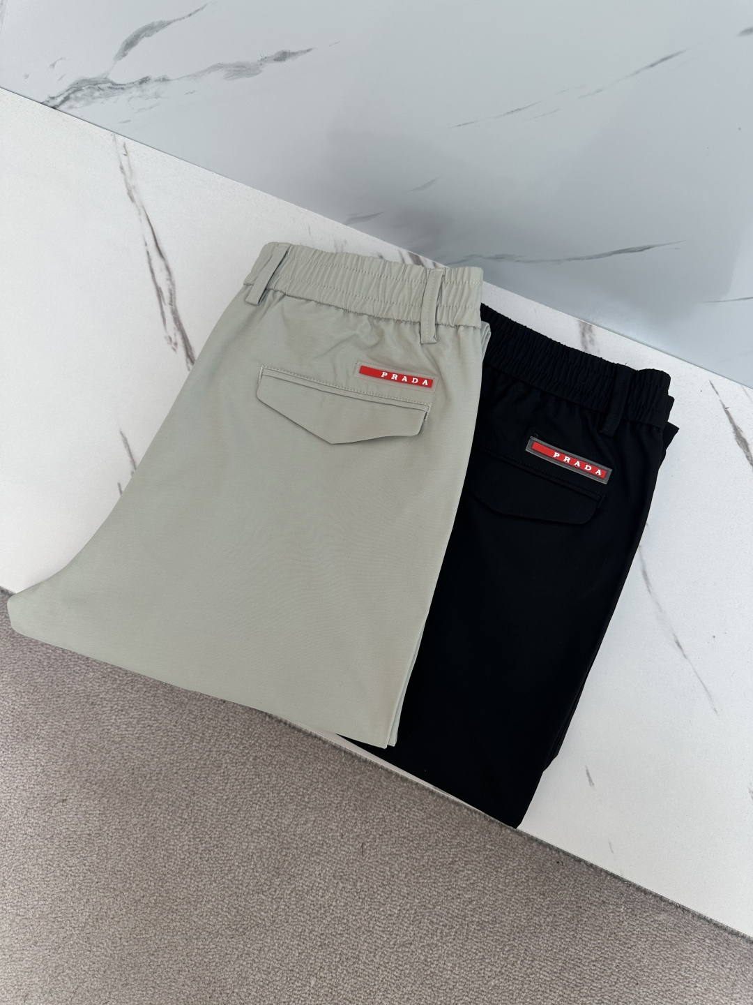 NO:136426,PRA2025ss Spring and Summer New casual pants, Luxury classic brand triangle logo accessories, hot-selling styles for counters, very comfortable to wear, low-key and luxurious, very classy when worn, no need to say anything about the style and cutting of the pants. The upper body is exquisite and vivid, high-end and top-quality materials. A truly palace-level casual pants are of excellent quality, and the pants are soft after heavy washing!  Not picky about people, the upper body is absolutely stylish and extremely luxurious. The color must be included in the following size M-3XL, prada, alexander wang19860909PRA2025ss春夏新款休闲裤 奢华经典品牌三角标LOGO配饰 专柜热销款 身穿着非常舒适 低调不失奢华 穿出去非常有档次 裤型款式和裁剪亦无需多言 上身精致跃然高档一等一顶级质料 真正殿堂级的休闲裤 品质卓然,经过重水洗使得裤子很柔软！不挑人 上身绝对的有型 极度奢华.人手必入颜色如下 尺码M-3XL,,prada,alexander wang,Men's clothing