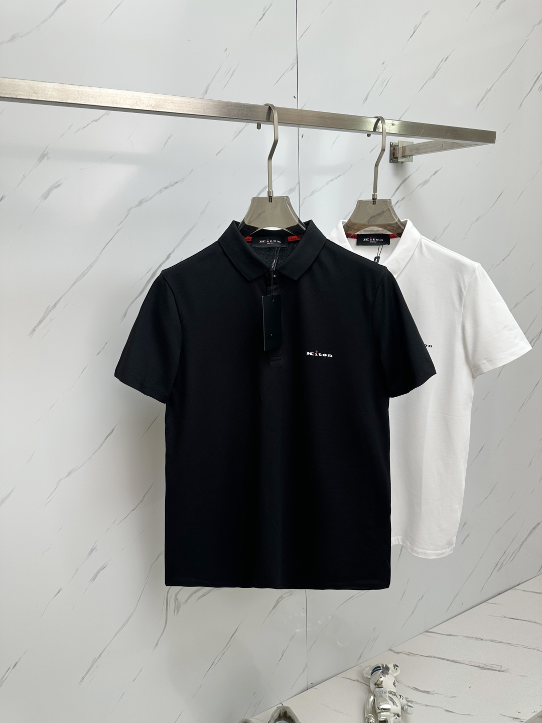 NO:471714,Kiton 2025ss classic fashion lapel Polo shirt short sleeves trading company channel orders, the official website is released simultaneously, simple and elegant, fashionable and versatile, and the quality is even more unscrupulous!! The quality of the fabric is as high as ever, with the collar and button knitted threads, soft and stylish, breathable and comfortable. The upper body has a good drape, not easy to deform! It is even more difficult to fade! The chest embroidery design makes the overall upper body effect more low-key, luxurious, noble and elegant! It shows a different flavor! Business casual, fashionable and versatile, it is simply a must-have item for every successful man! Number M-3XL, T-shirt, alexander wang19860909kiton 2025ss经典时尚翻领 Polo衫短袖 贸易公司渠道订单,官网同步发售,简约大气,时尚百搭,品相更是无法挑剔!!面料这块品质也是一如既往的高规格,,领子和纽扣针织螺纹,柔软有型、透气舒适.上身垂感好,不易变形!更不易褪色! 胸口刺绣设计 使得整体的上身效果更加的低调奢华,高贵典雅!彰显出别样的风味!商务休闲,时尚百搭,简直是每位成功男士的必备单品! 码数M-3XL,,T-shirt,alexander wang,Men's clothing