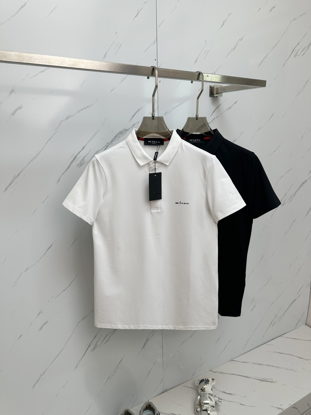 NO:136411,Kiton 2025ss classic fashion lapel Polo shirt short sleeves trading company channel orders, the official website is released simultaneously, simple and elegant, fashionable and versatile, and the quality is even more unscrupulous!! The quality of the fabric is as high as ever, with the collar and button knitted threads, soft and stylish, breathable and comfortable. The upper body has a good drape, not easy to deform! It is even more difficult to fade! The chest embroidery design makes the overall upper body effect more low-key, luxurious, noble and elegant! It shows a different flavor! Business casual, fashionable and versatile, it is simply a must-have item for every successful man! Number M-3XL, T-shirt, alexander wang19860909kiton 2025ss经典时尚翻领 Polo衫短袖 贸易公司渠道订单,官网同步发售,简约大气,时尚百搭,品相更是无法挑剔!!面料这块品质也是一如既往的高规格,,领子和纽扣针织螺纹,柔软有型、透气舒适.上身垂感好,不易变形!更不易褪色! 胸口刺绣设计 使得整体的上身效果更加的低调奢华,高贵典雅!彰显出别样的风味!商务休闲,时尚百搭,简直是每位成功男士的必备单品! 码数M-3XL,,T-shirt,alexander wang,Men's clothing