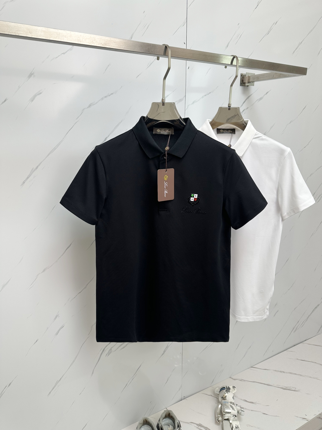 NO:471709,The latest lapel polo shirt in 2025ss summer new LP official website, paired with brand icons, continues the minimalist and normal design of lp home, and is fashionable and elegant!  The color matching is light and versatile, and the details are exquisite and outstanding!  The fabric is made of imported mercerized bead flooring cotton, and the high-quality long-length cotton raw materials are selected!  Skin-friendly and smooth feel, perfect for both comfort and breathability!  The fabric attributes are excellent!  Full of high-end feeling!  Simple and elegant design, extremely versatile and practical!  Color black white Number M-3XL, loro piana, alexander wang198609092025ss夏季新款LP 官网最新款翻领 polo衫,搭配品牌图标,延续lp家极简常态化的设计,时髦与气质于一身！配色轻熟百搭 细节精致出挑！面料采用进口丝光珠地棉,甄选上等长绒棉花原料！亲肤挺滑手感,舒适性与透气性完美兼备！面料属性皆为上乘！高级感十足！ 简约大气的设计 百搭实穿性极高！ 颜色黑色 白色 码数M-3XL,,loro piana,alexander wang,Men's clothing