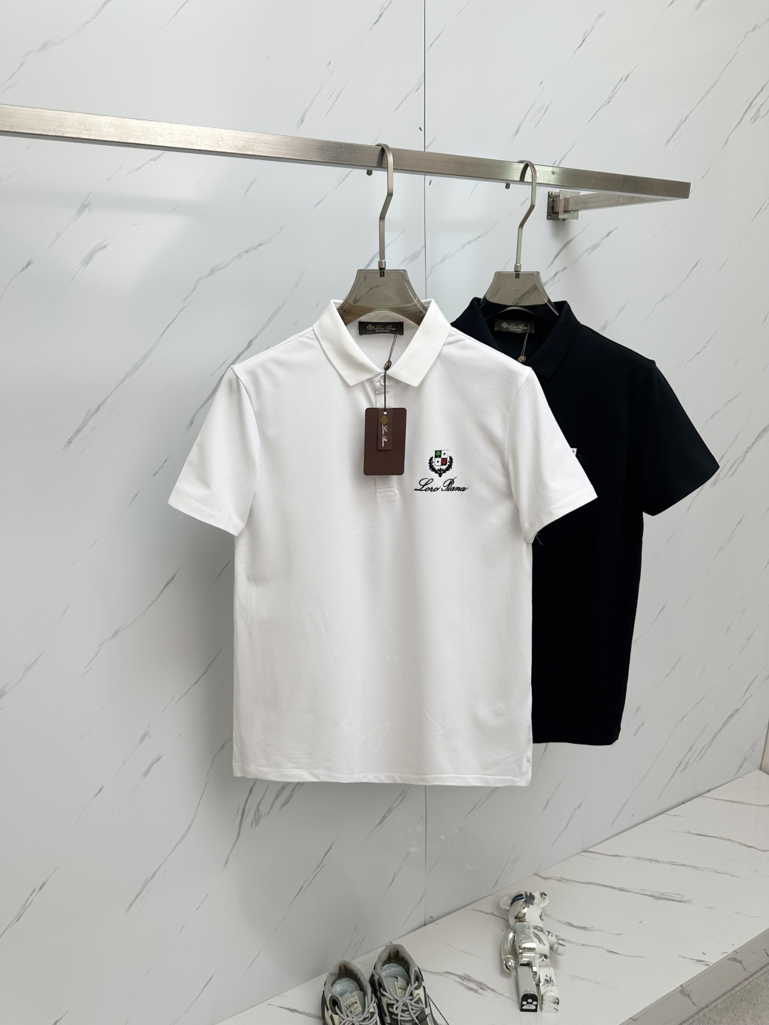 NO:136413,The latest lapel polo shirt in 2025ss summer new LP official website, paired with brand icons, continues the minimalist and normal design of lp home, and is fashionable and elegant!  The color matching is light and versatile, and the details are exquisite and outstanding!  The fabric is made of imported mercerized bead flooring cotton, and the high-quality long-length cotton raw materials are selected!  Skin-friendly and smooth feel, perfect for both comfort and breathability!  The fabric attributes are excellent!  Full of high-end feeling!  Simple and elegant design, extremely versatile and practical!  Color black white Number M-3XL, loro piana, alexander wang198609092025ss夏季新款LP 官网最新款翻领 polo衫,搭配品牌图标,延续lp家极简常态化的设计,时髦与气质于一身！配色轻熟百搭 细节精致出挑！面料采用进口丝光珠地棉,甄选上等长绒棉花原料！亲肤挺滑手感,舒适性与透气性完美兼备！面料属性皆为上乘！高级感十足！ 简约大气的设计 百搭实穿性极高！ 颜色黑色 白色 码数M-3XL,,loro piana,alexander wang,Men's clothing