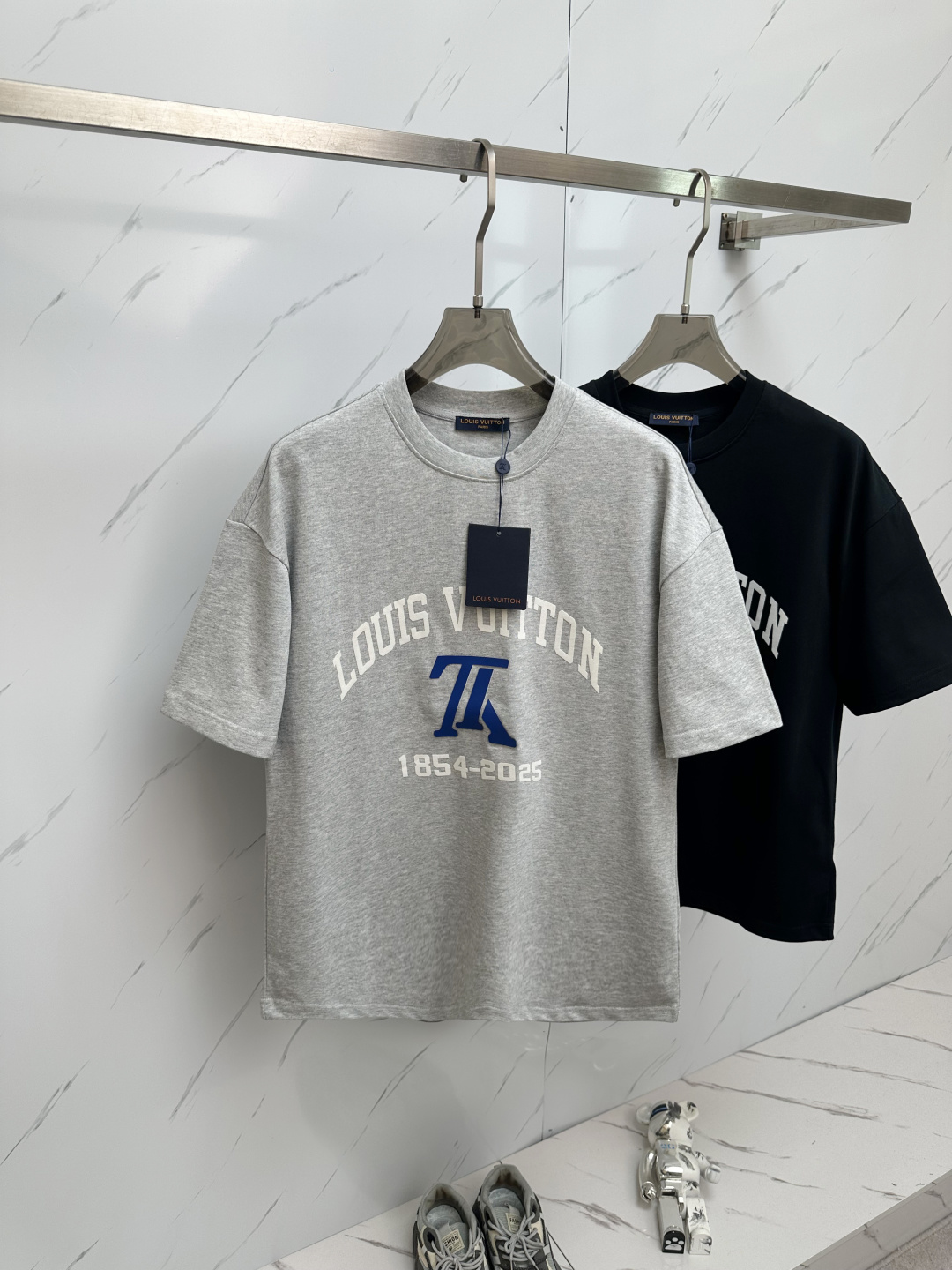 NO:136419,LV 2025 spring and summer new style first-time counter latest short-sleeved round-neck T-shirt, high-end customization, avant-garde and fashionable design!  Brand logo heavy craft design, high-end customized 280g fabric, soft feel, comfortable to wear, exquisite counter-level car line, fine workmanship, invincible and handsome upper body effect!  A must-have item for handsome men!  Color gray. White. Code number M—2XL, louis vuitton, T-shirt,tees, t-shirt,alexander wang19860909LV 2025春夏新款首发专柜最新款短袖圆领T恤 高端订制 设计前卫时尚！品牌logo重工艺设计 高端定制280克面料.手感柔软.穿着舒适.专柜级别精致车线.做工精细.上身效果无敌帅气！型男必备单品！颜色灰色.白色.码数M—2XL,,louis vuitton,T-shirt,tees，t-shirt,alexander wang,Men's clothing