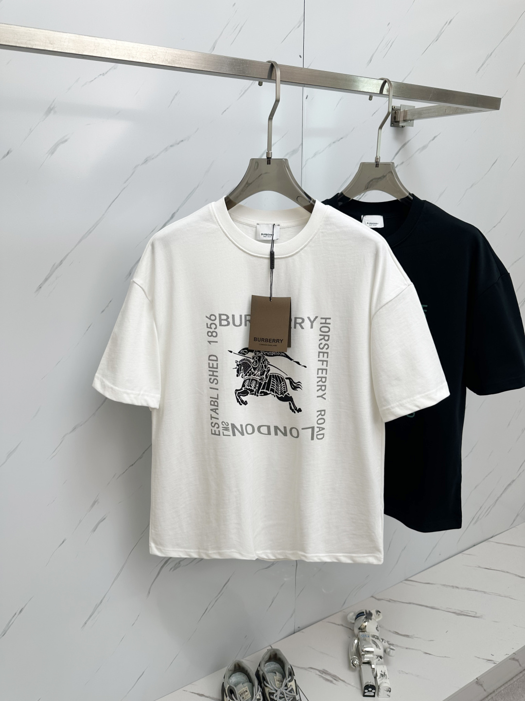 NO:136421,BURB 2025 spring and summer new style first-time counter latest short-sleeved round-neck T-shirt, high-end customization, avant-garde and fashionable design!  Brand logo heavy craft design, high-end customized 280g fabric, soft feel, comfortable to wear, exquisite counter-level car line, fine workmanship, invincible and handsome upper body effect!  A must-have item for handsome men!  Color gray. White. Code number M—2XL, burberry, T-shirt,tees, t-shirt,alexander wang19860909BURB 2025春夏新款首发专柜最新款短袖圆领T恤 高端订制 设计前卫时尚！品牌logo重工艺设计 高端定制280克面料.手感柔软.穿着舒适.专柜级别精致车线.做工精细.上身效果无敌帅气！型男必备单品！颜色灰色.白色.码数M—2XL,,burberry,T-shirt,tees，t-shirt,alexander wang,Men's clothing