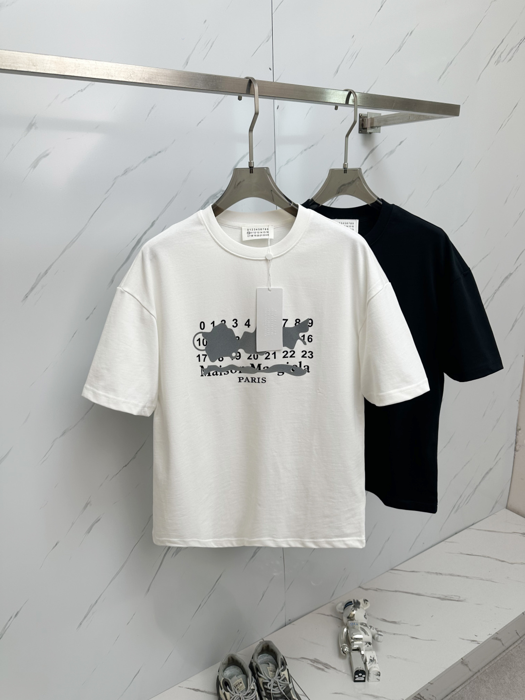 NO:136369,Majila's new spring and summer new style first-time counter has the latest short-sleeved round-neck T-shirt with high-end customization and avant-garde and fashionable design!  Brand logo heavy craft design, high-end customized 280g fabric, soft feel, comfortable to wear, exquisite counter-level car line, fine workmanship, invincible and handsome upper body effect!  A must-have item for handsome men!  Color gray. White. Code number M—2XL,,masion margiela,T-shirt,tees,t-shirt,alexander wang19860909马吉拉 2025春夏新款首发专柜最新款短袖圆领T恤 高端订制 设计前卫时尚！品牌logo重工艺设计 高端定制280克面料.手感柔软.穿着舒适.专柜级别精致车线.做工精细.上身效果无敌帅气！型男必备单品！颜色灰色.白色.码数M—2XL,,masion margiela,T-shirt,tees，t-shirt,alexander wang,Men's clothing