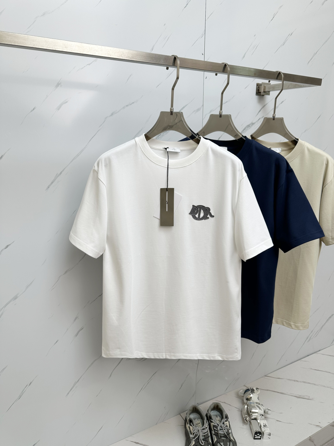 NO:428489,Dior 2025 New Snake Year Limited Embroidered Alphabet Short Sleeve T-shirt for Men and Women This Dior Charm T-shirt reinterprets the classic Dior logo with a pattern design. It is carefully crafted in cotton jersey fabric, loose fitting, decorated with contrasting Dior Charm logo patches. It can be paired with wide-leg shorts for a summer look. Color blue white Apricot Size S-XXL,,dior,dior,shorts,T-shirt,tees,t-shirt,alexander wang19860909Dior迪奥2025新款蛇年限定胸前刺绣字母短袖T恤男女同款 这款 Dior Charm T 恤以图案设计重新演绎经典的 Dior 标志.采用棉质平纹针织面料精心制作,宽松版型,饰以对比鲜明的 Dior Charm 标志补丁.可与阔腿短裤搭配,打造夏日造型. 颜色蓝色 白色 杏色 尺码S-XXL,,dior,dior,shorts,T-shirt,tees，t-shirt,alexander wang,Men's clothing