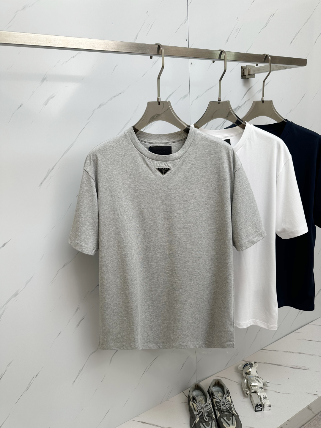 NO:428494,PRADA/Prada 2025 new chest triangle logo casual round neck men's short-sleeved T-shirt This cotton T-shirt is equipped with short-sleeved and ribbed knitted round neck, presenting an Oversize look. The iconic coated enamel metal triangle logo embellishes the front. Color black white blue gray Size S-XXL,,prada,prada,versace,T-shirt,tees,t-shirt,alexander wang19860909PRADA/普拉达2025新款胸前三角标休闲圆领男士短袖T恤 这款棉质T恤搭载短袖和罗纹针织圆领,呈现Oversize造型.标志性的涂珐琅金属三角形徽标点缀正面. 颜色黑色 白色 蓝色 灰色 尺码S-XXL,,prada,prada,versace,T-shirt,tees，t-shirt,alexander wang,Men's clothing