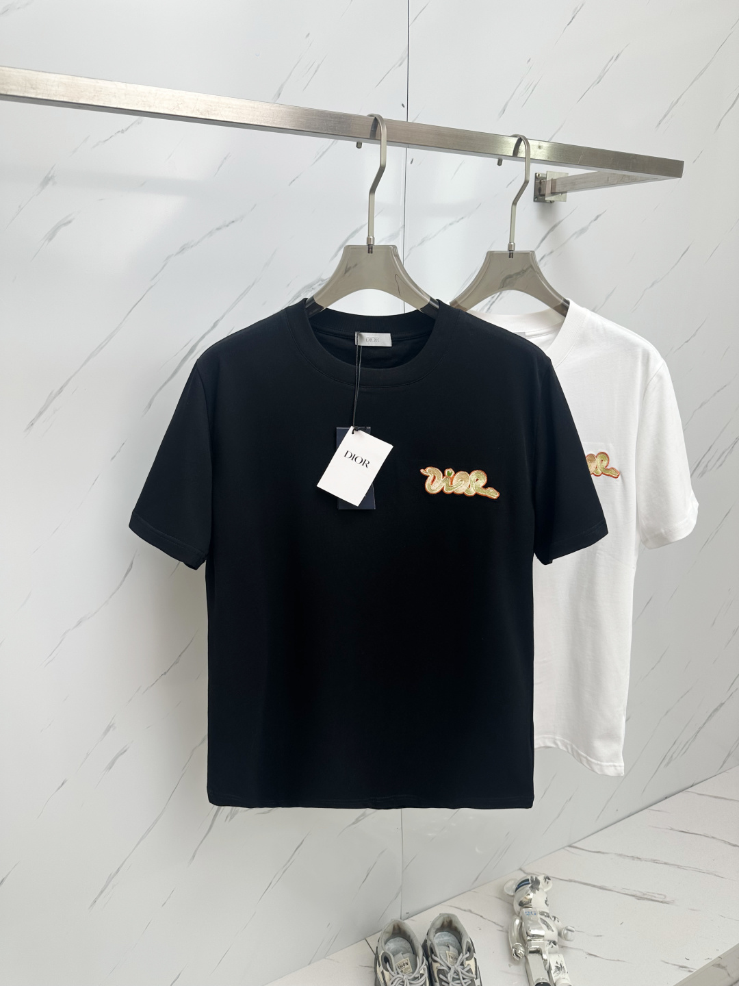 NO:134701,DIOR 25SS summer new round neck short-sleeved T-shirt!  280 grams of heavy high-end pure cotton fabric, the texture is perfect!  Slim-fitting and tailoring design is clean and neat!  Fashionable and beautiful!  The wiring is very exquisite!  Excellent style effect!  And it has super breathable performance!  Easy to control at any age, a must-have item in men's wardrobe. Color Black and White S-2XL, dior, dior, T-shirt, tees, t-shirt, alexander wang19860909DIOR 迪奥 25SS夏季新款圆领短袖T恤！280克重磅高端纯棉面料,手感质感都极完美！修身裁剪设计干净利落！时尚又好看！走线做工非常精致！版型效果超赞！而且透气性能超强！任何年龄阶段都可轻松驾驭,男士衣橱里必备的单品. 颜色 黑白 码数S-2XL,,dior,dior,T-shirt,tees，t-shirt,alexander wang,Men's clothing